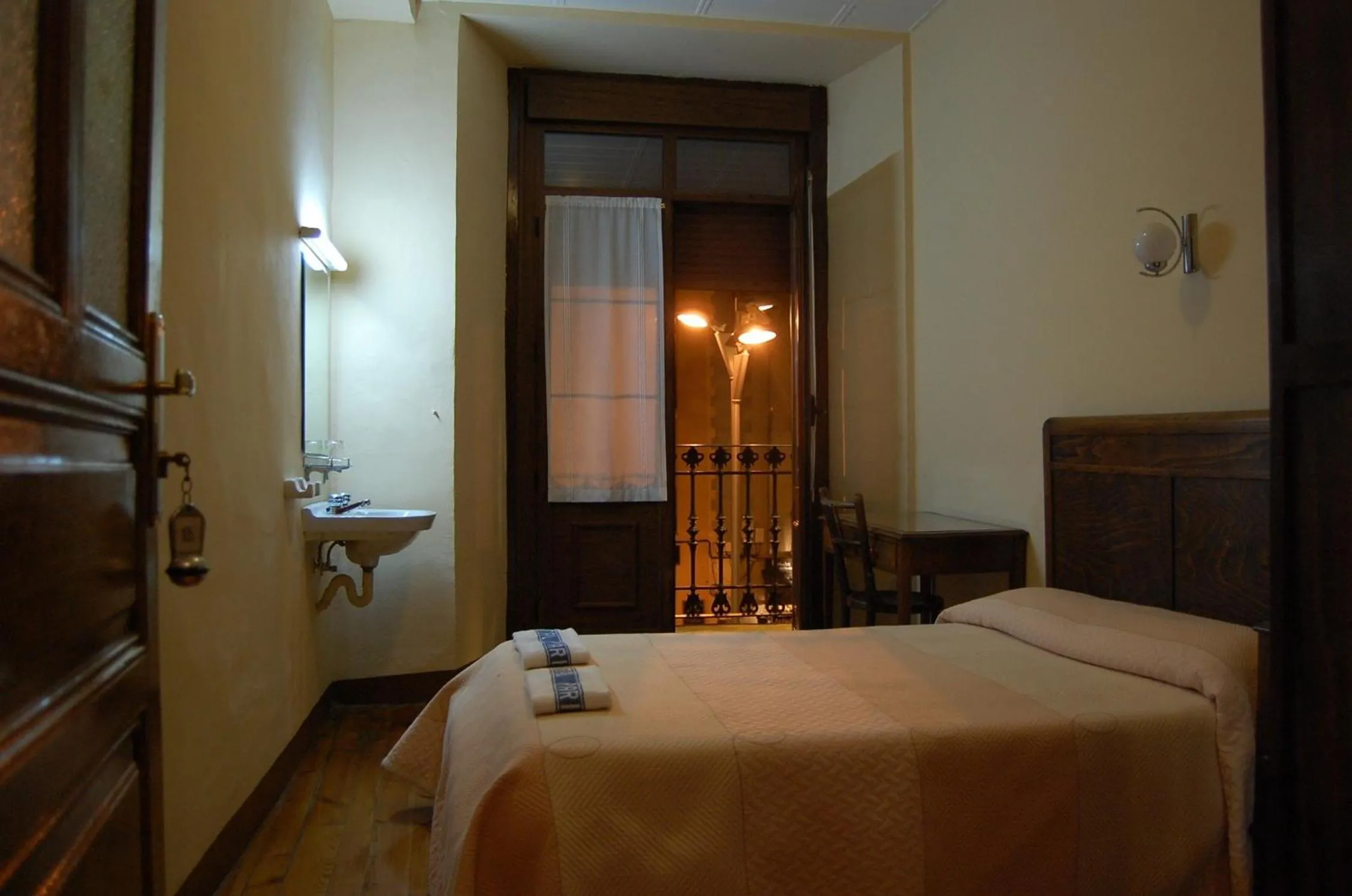Photo of the whole room, Bed in Hostal Paris