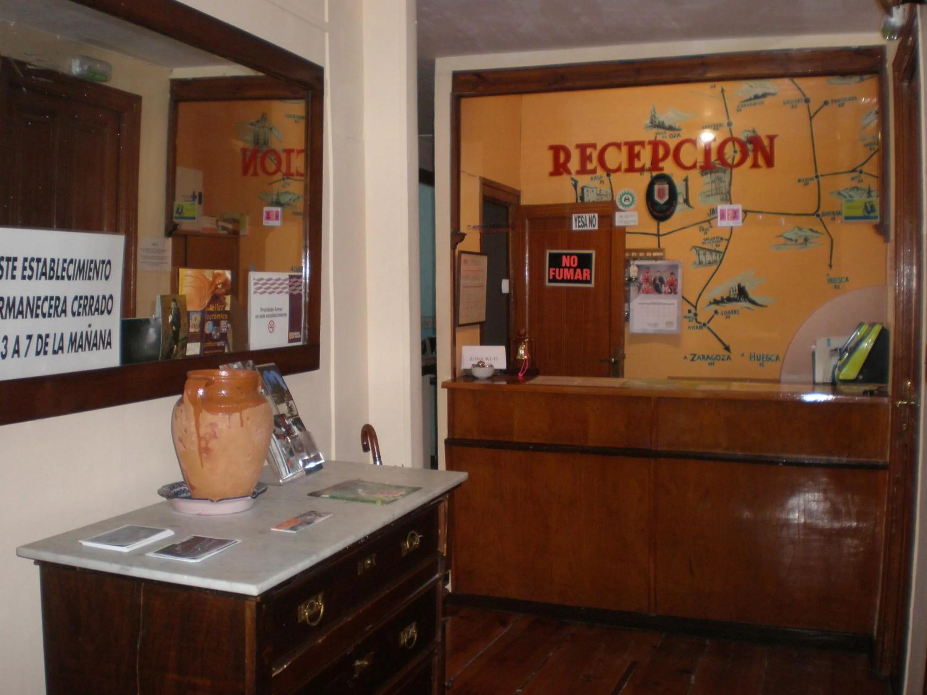 Lobby or reception in Hostal Paris