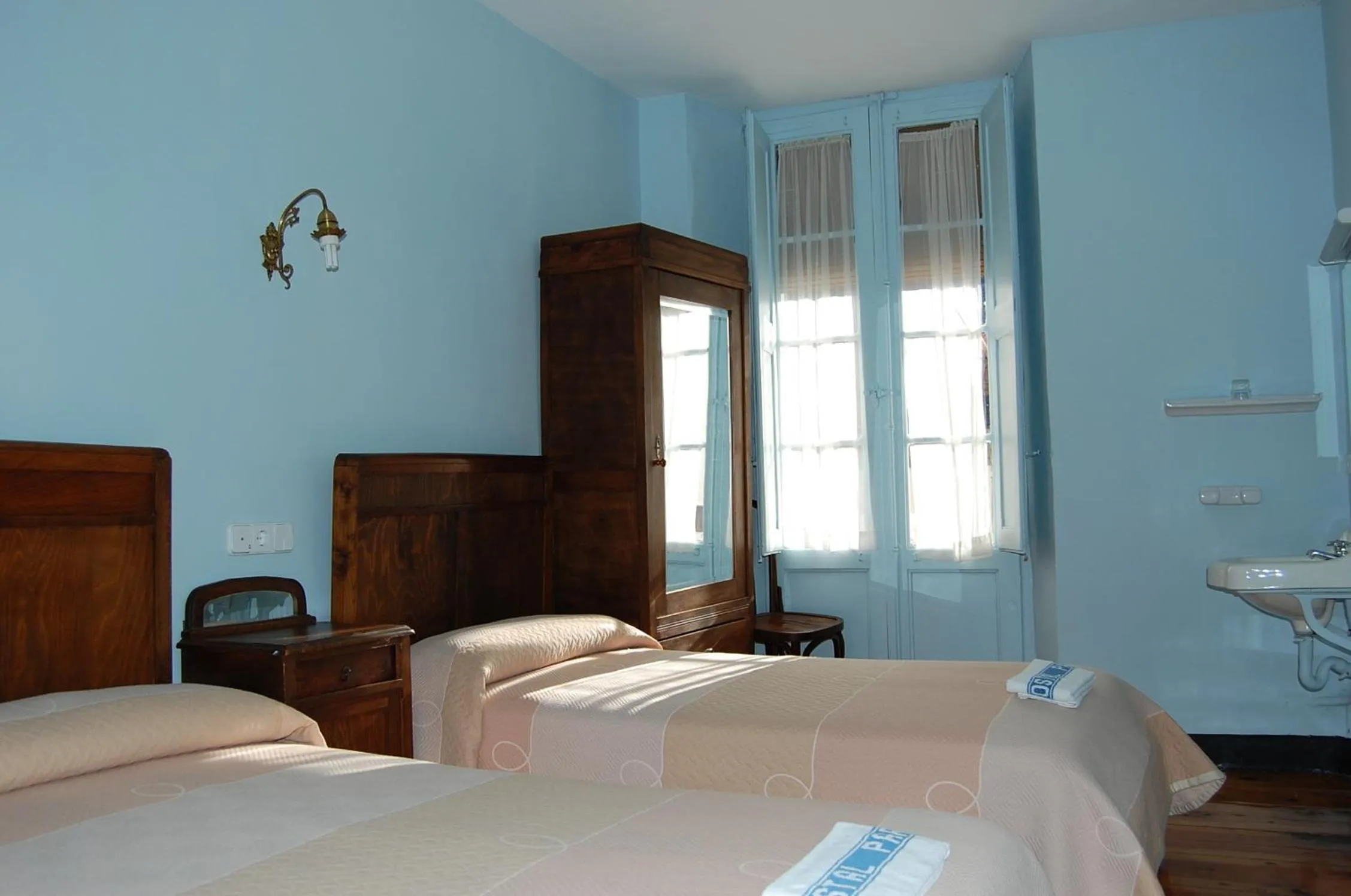 Photo of the whole room, Bed in Hostal Paris