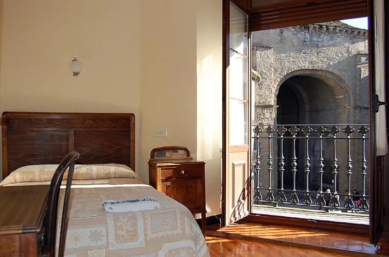 Day, Bed in Hostal Paris