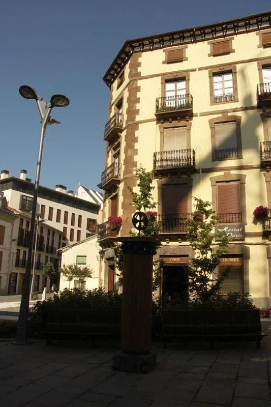 Property building in Hostal Paris