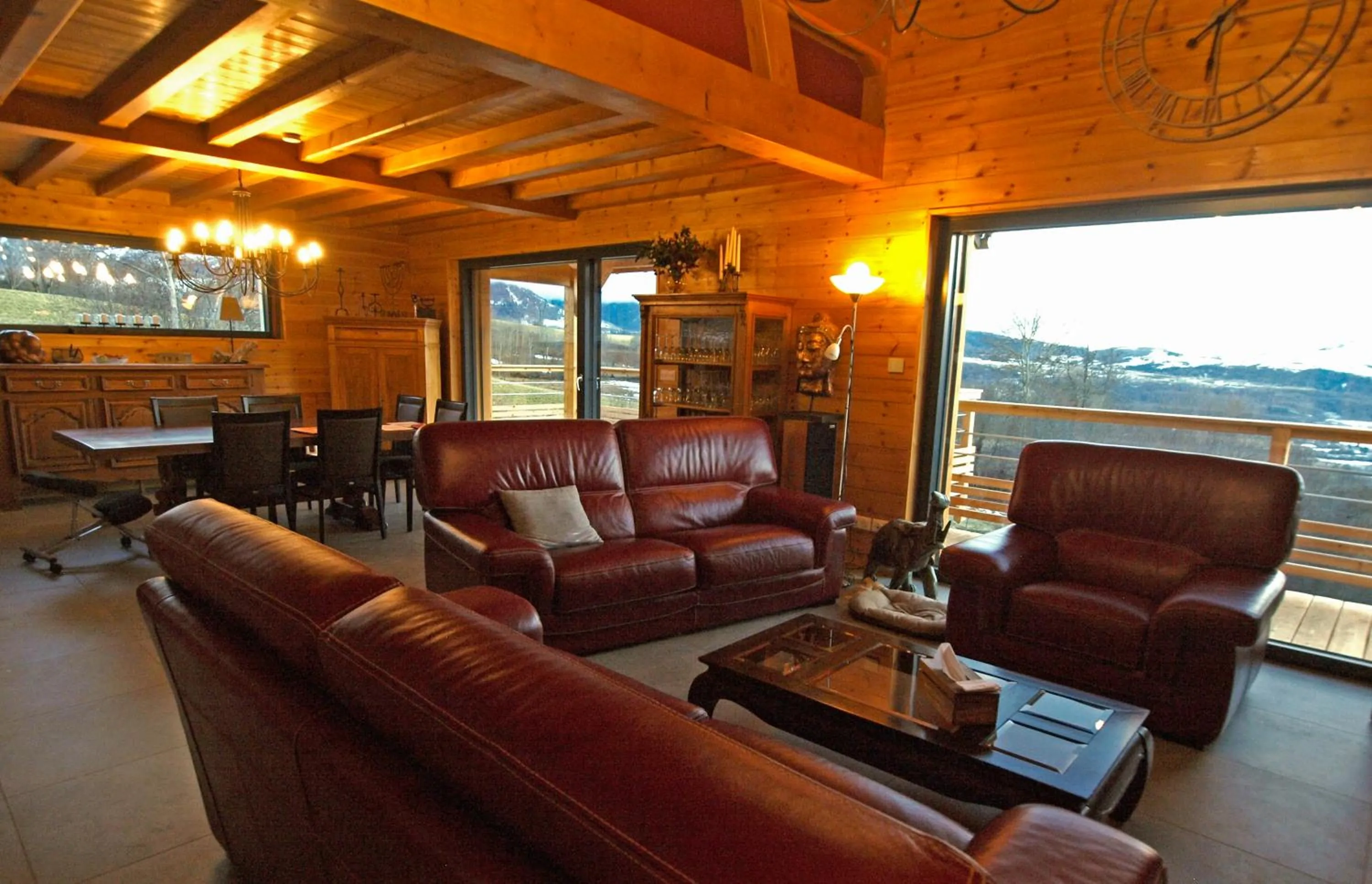 Communal lounge/ TV room in Au Chant du Riou