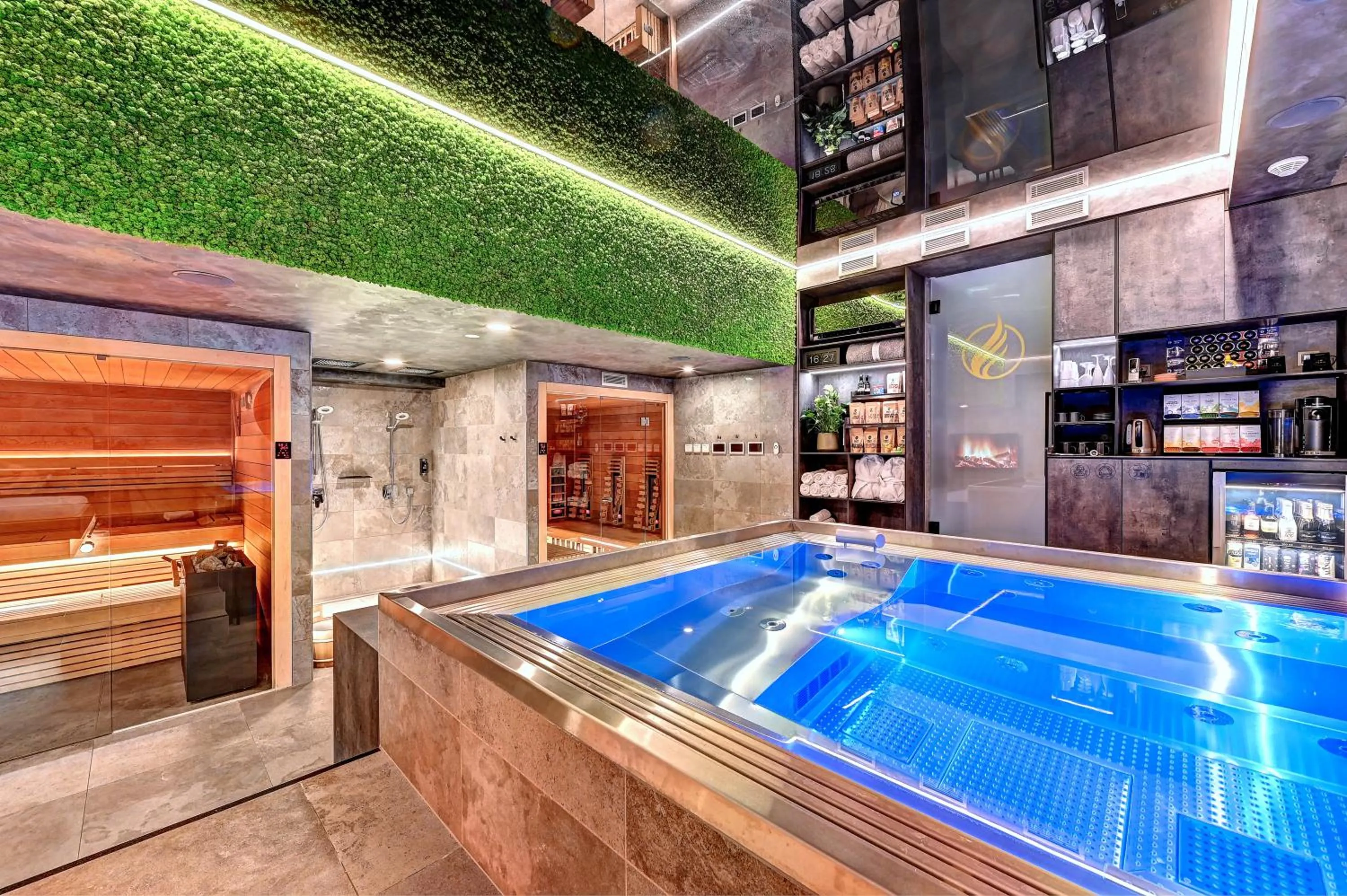 Hot Tub in Wellness Hotel Fénix