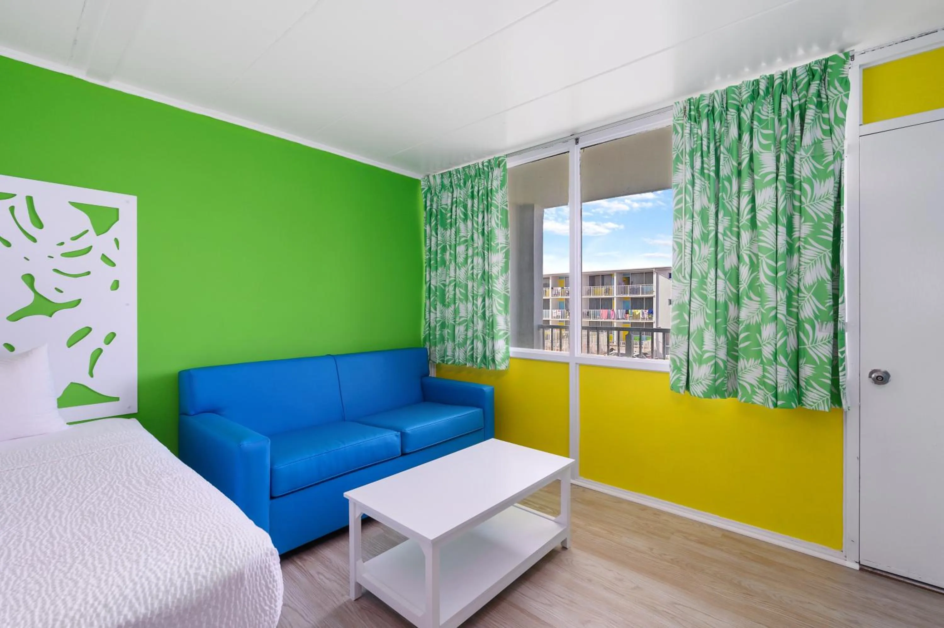 Seating area, Bed in Kokomo Suites