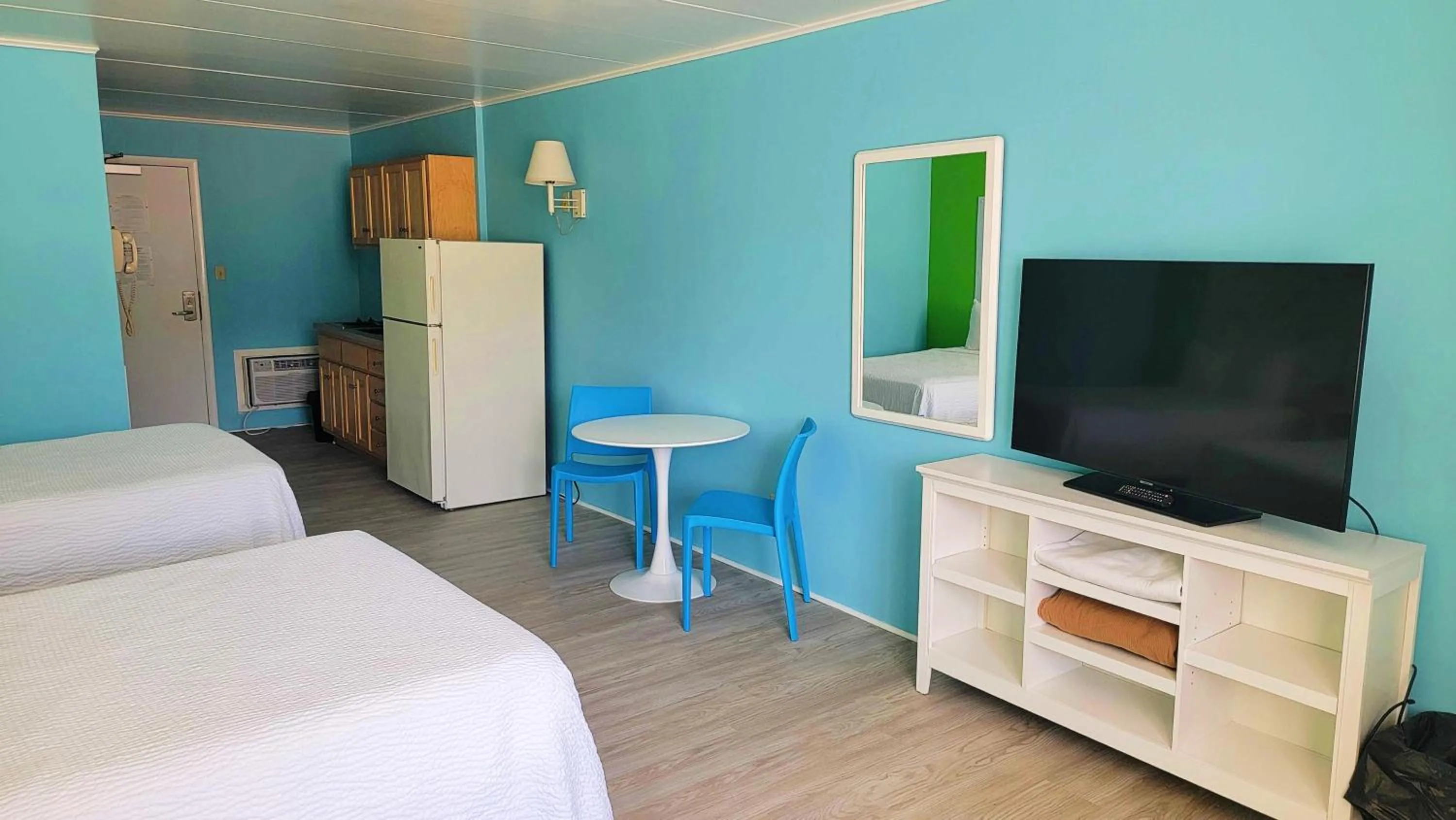 Communal lounge/ TV room, Bed in Kokomo Suites