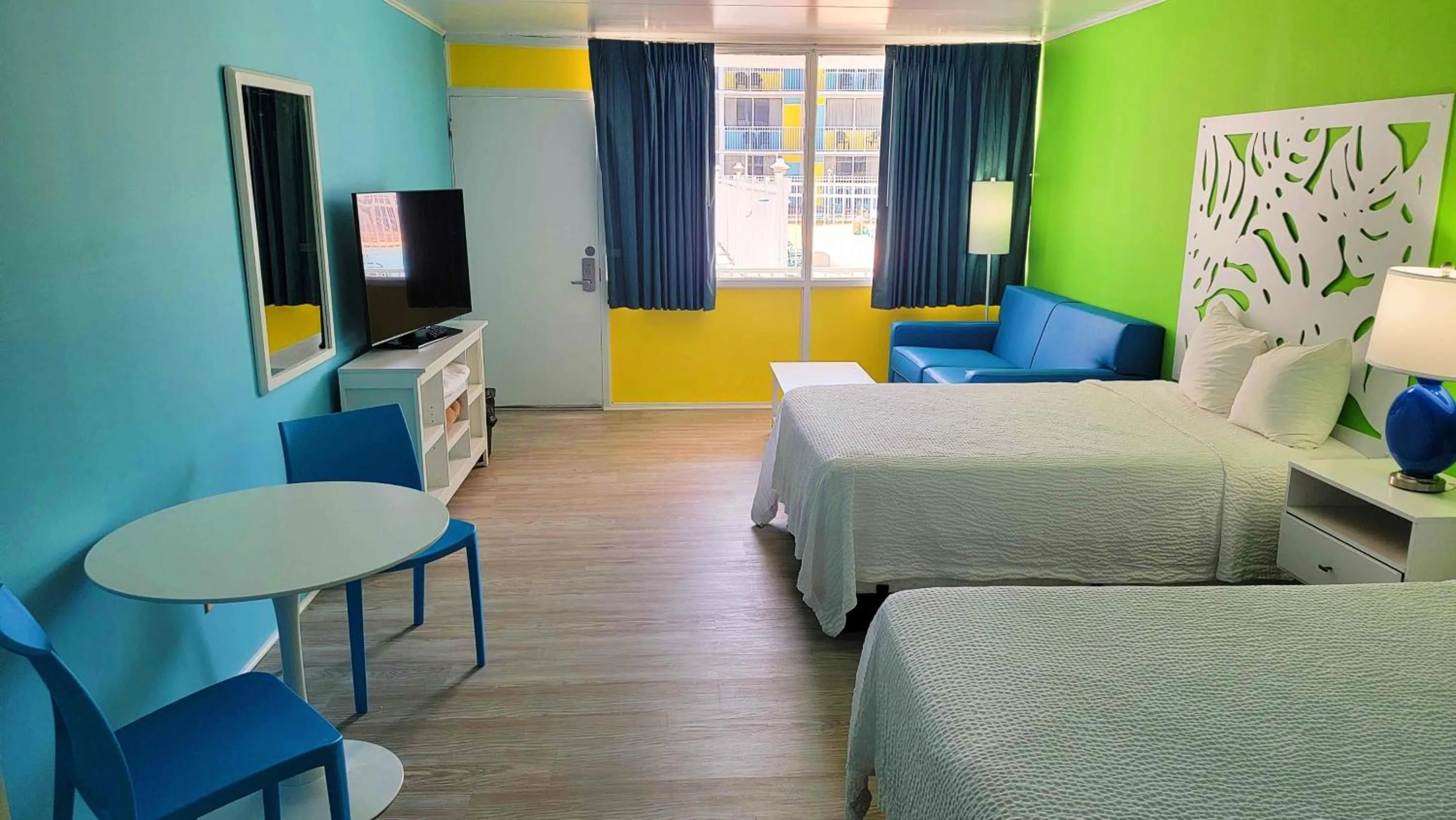 Living room, Bed in Kokomo Suites