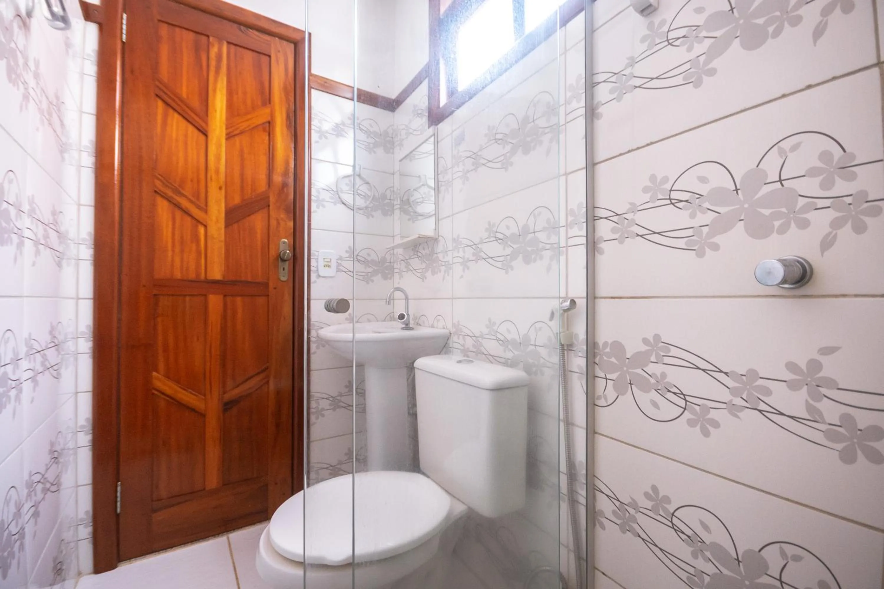 Bathroom in Amendoeira Praia Hotel