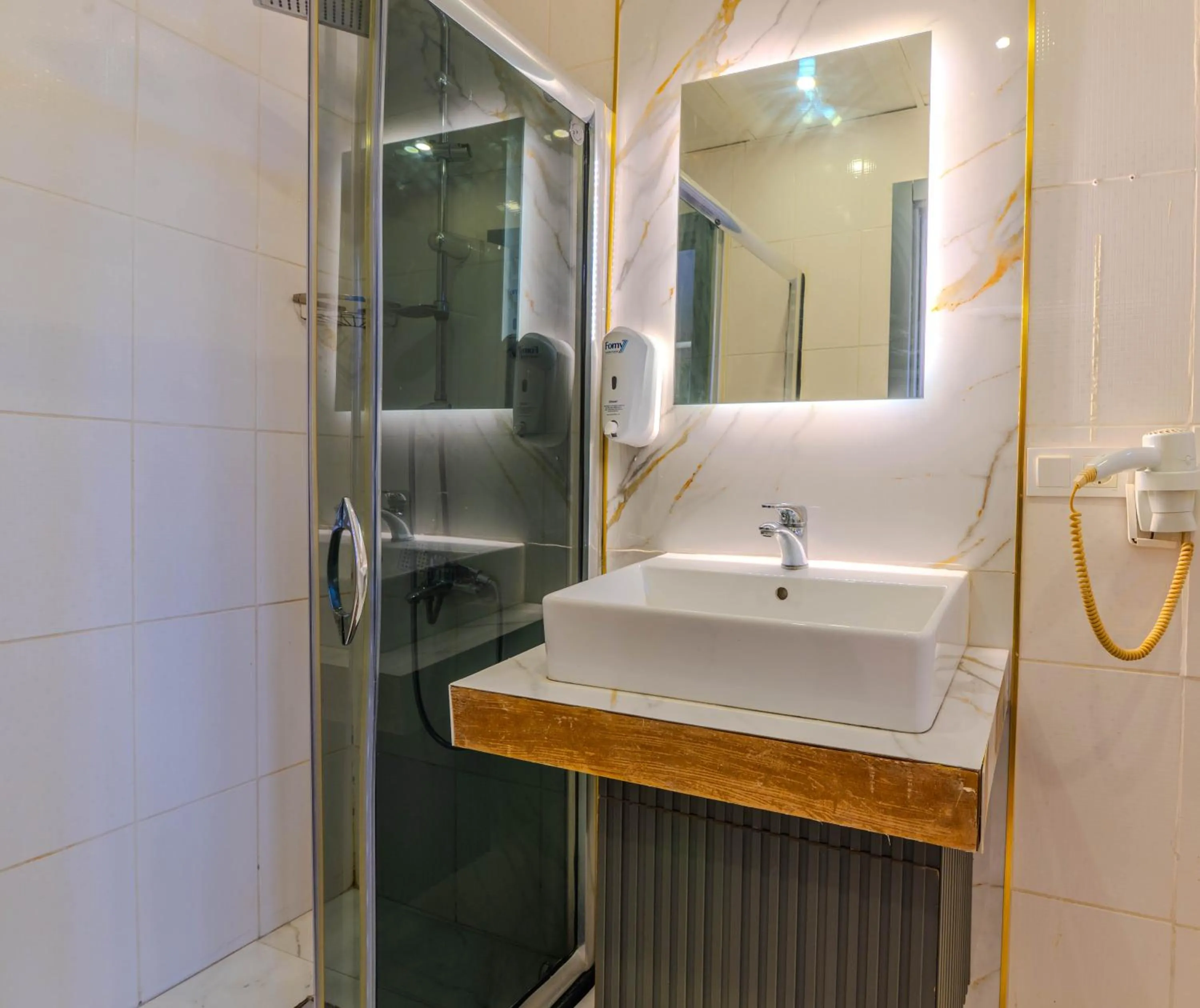 Shower in Dolce Vita Suite Hotel