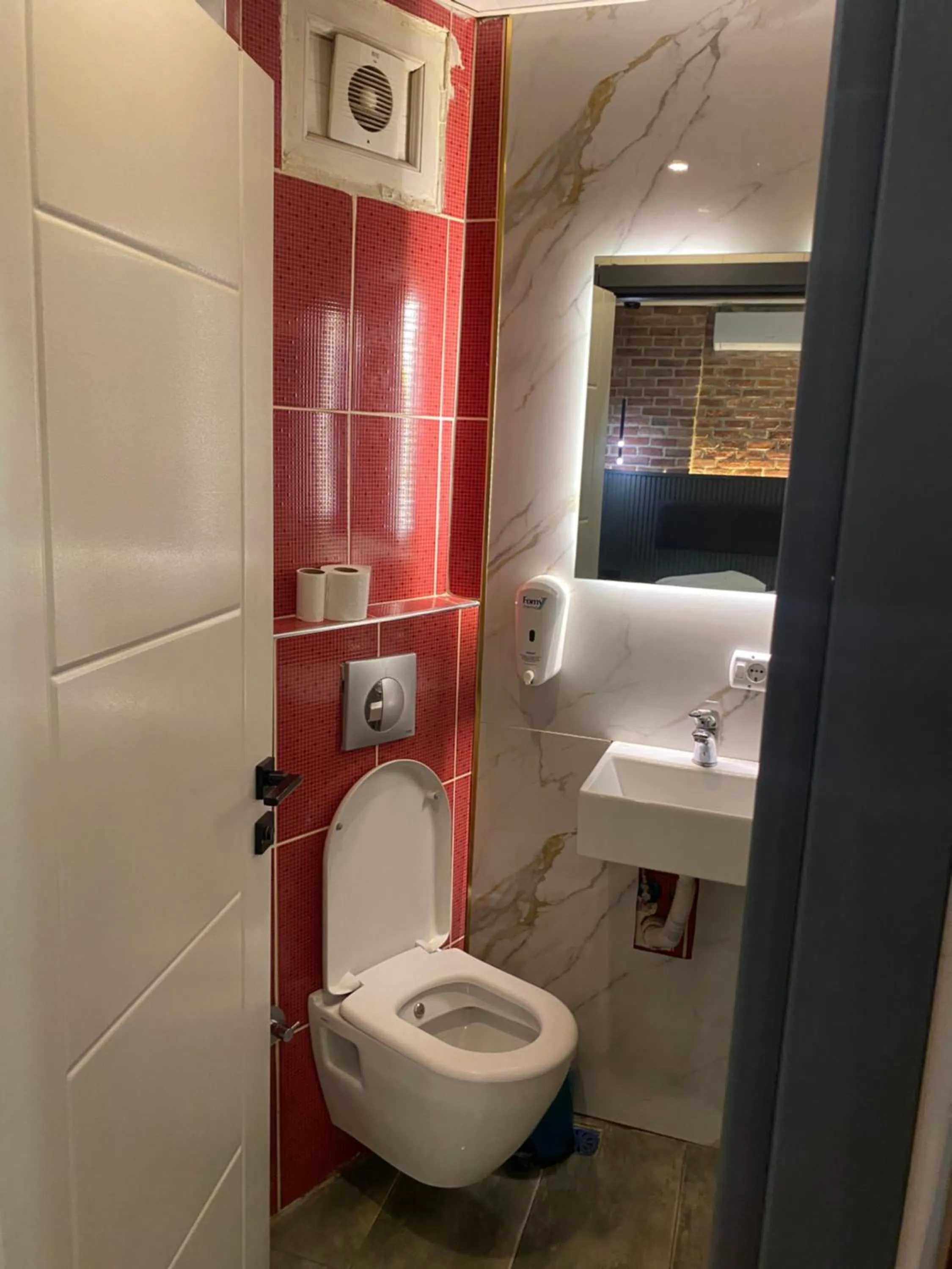 Toilet in Dolce Vita Suite Hotel