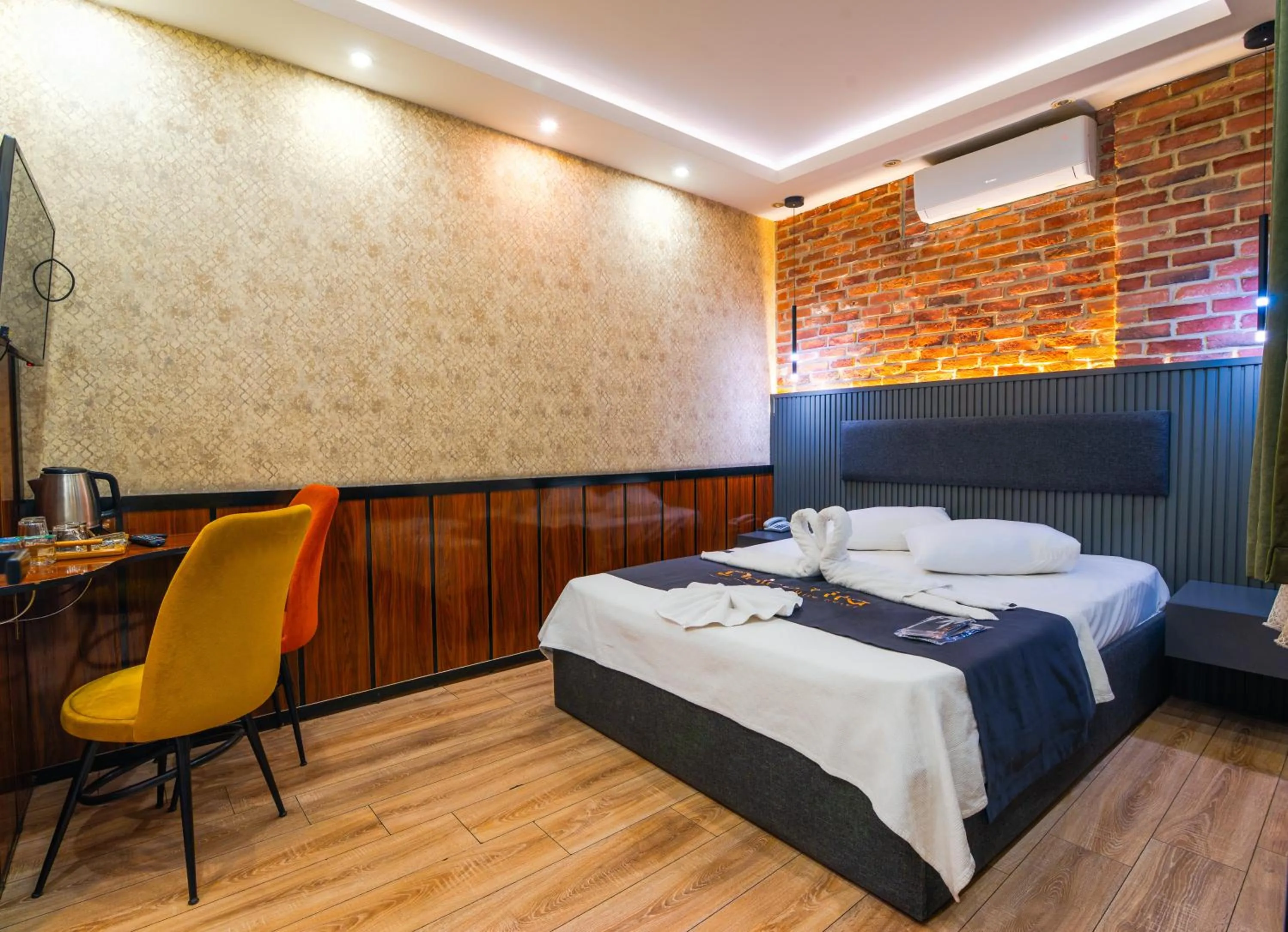 Bed in Dolce Vita Suite Hotel