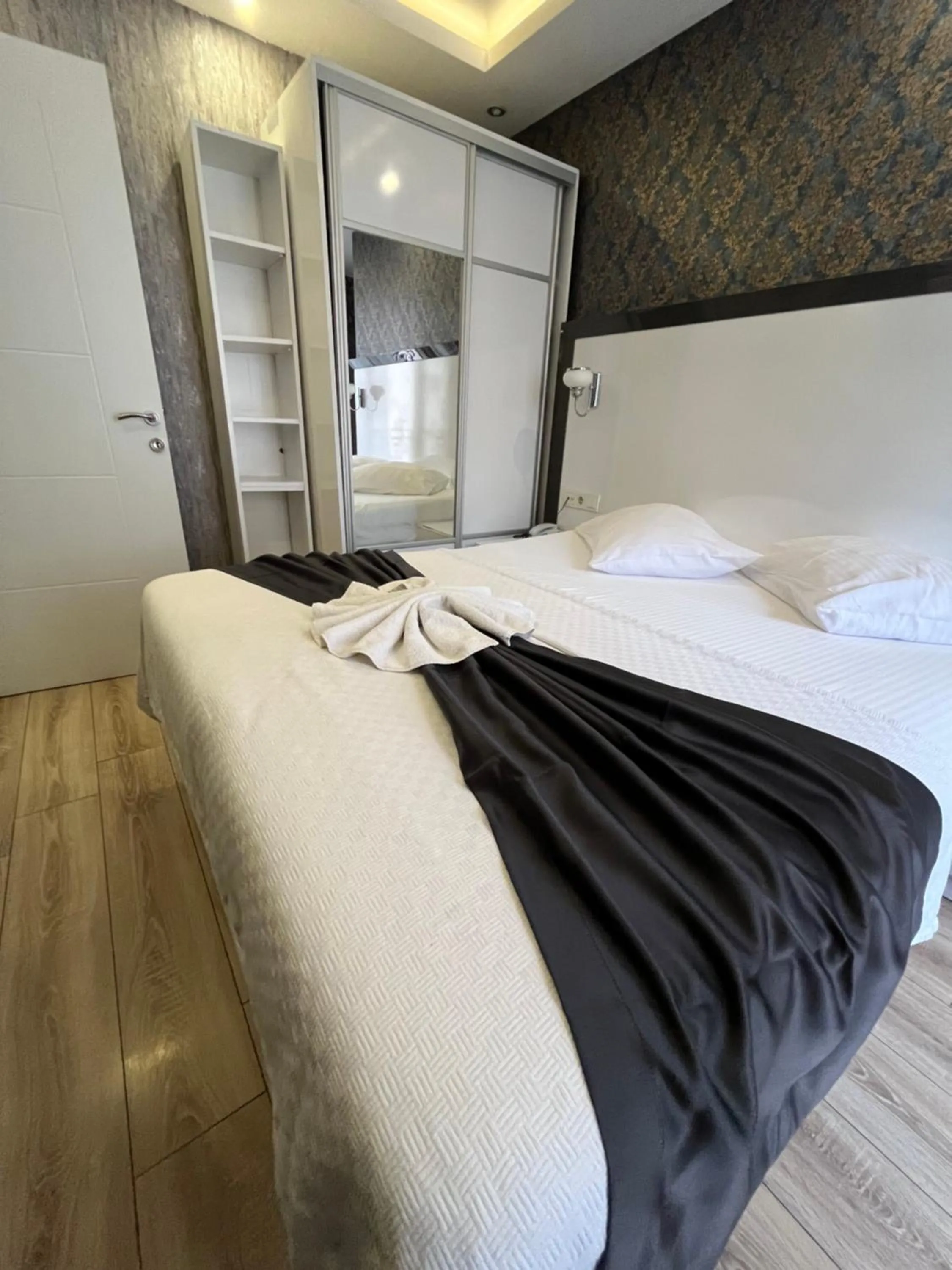 Bed in Dolce Vita Suite Hotel