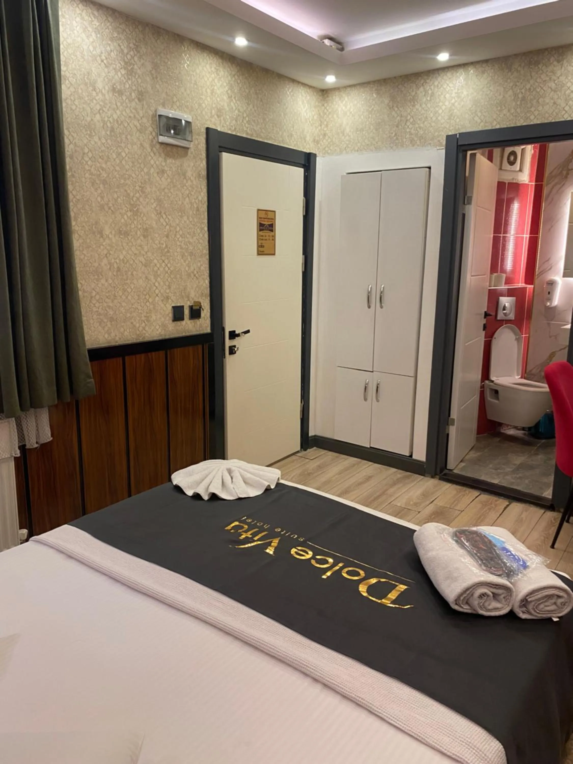 Bed in Dolce Vita Suite Hotel