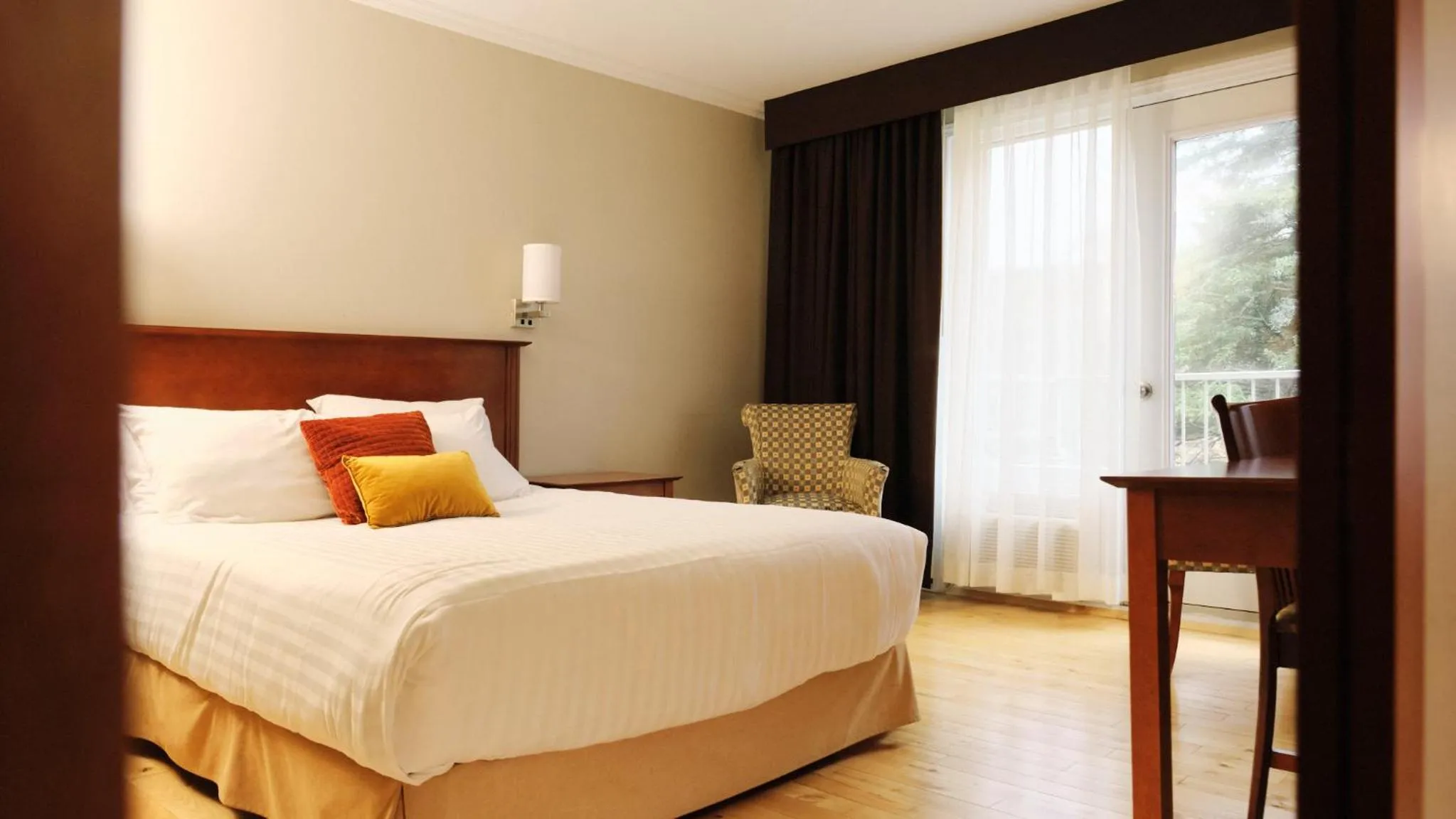 Photo of the whole room, Bed in BATTURES Hotel Fjord Saguenay