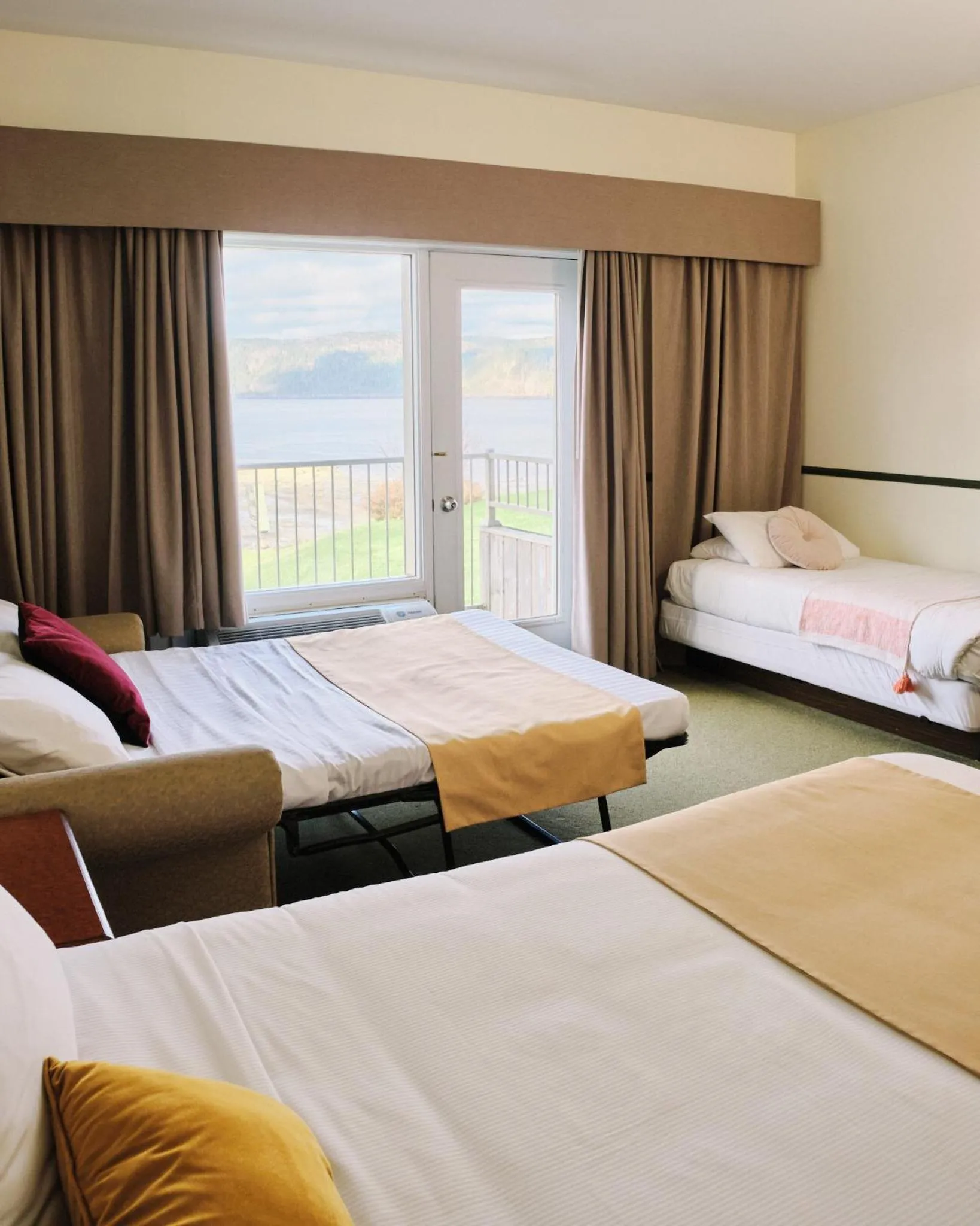 Bed in BATTURES Hotel Fjord Saguenay