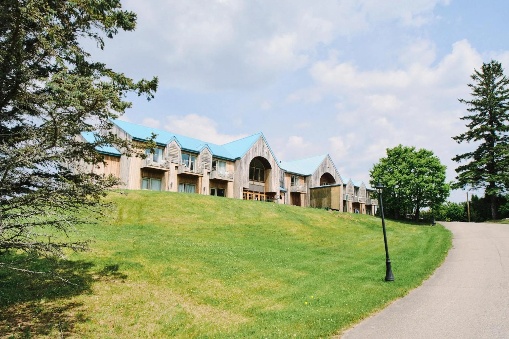 Property building in BATTURES Hotel Fjord Saguenay