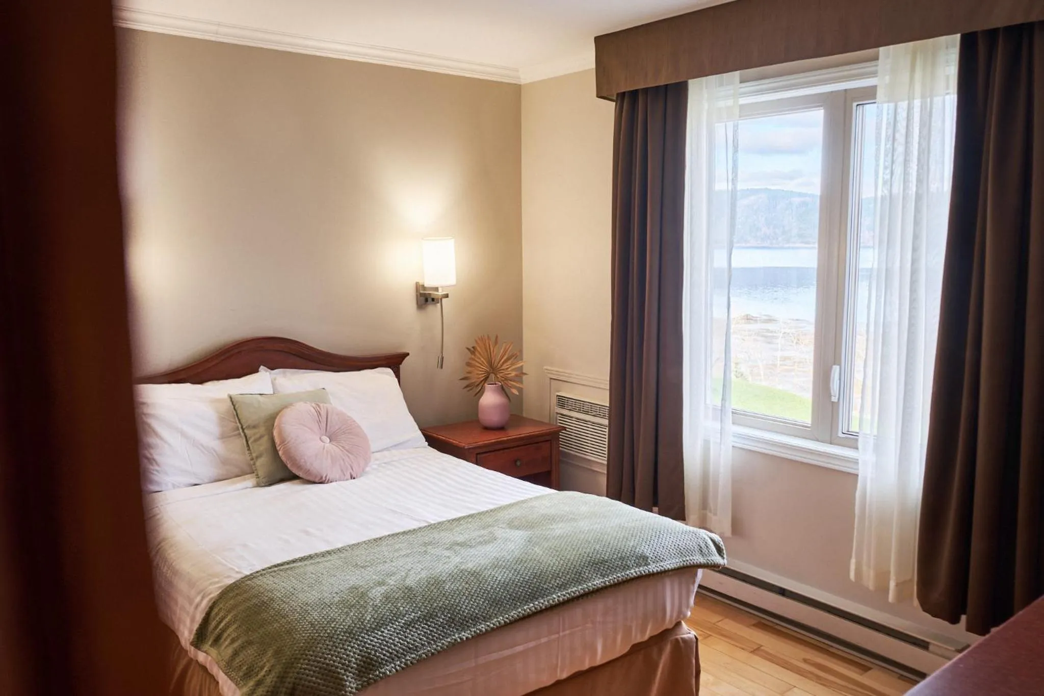 Photo of the whole room, Bed in BATTURES Hotel Fjord Saguenay