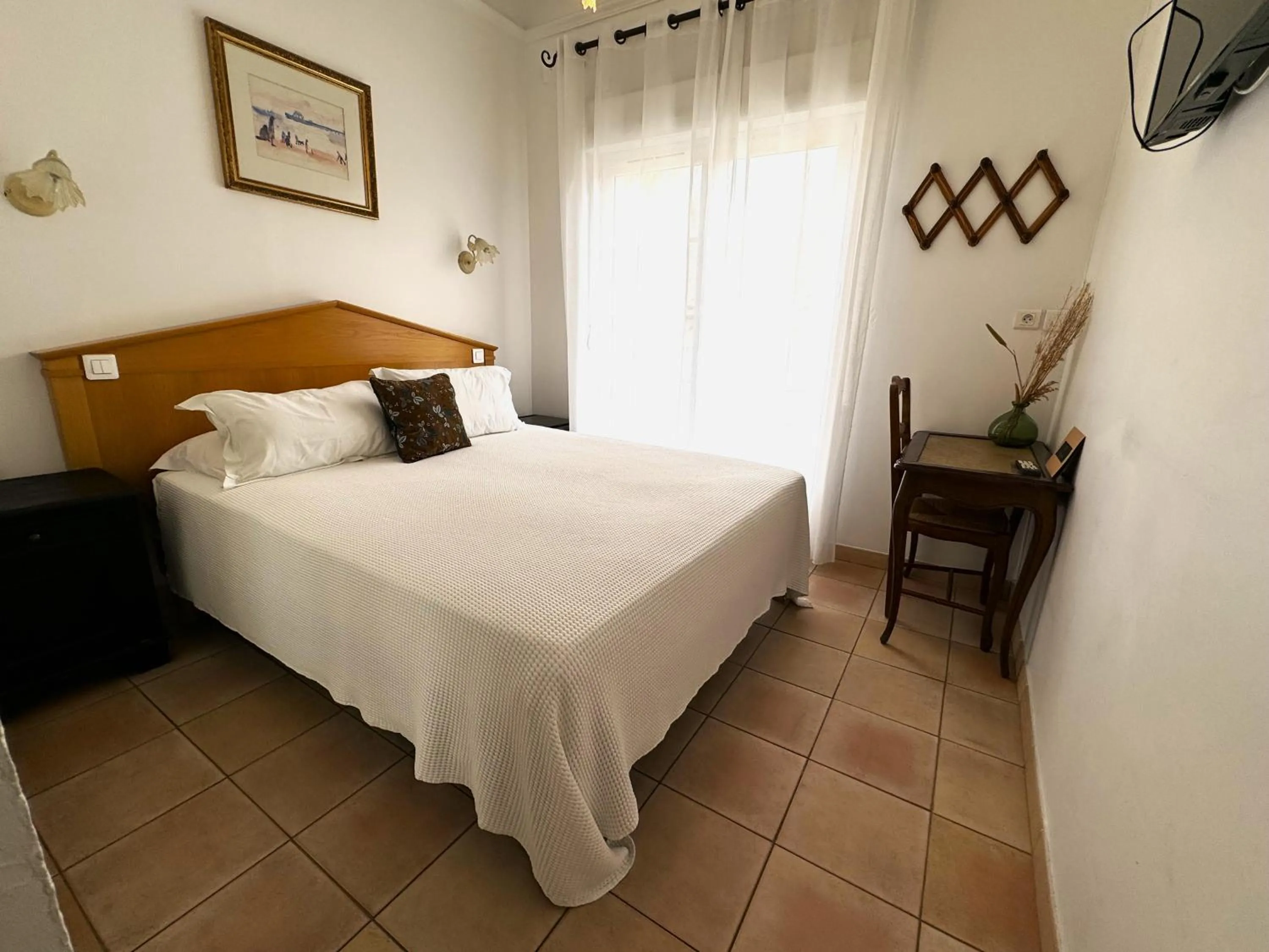 Bed in Hotel Les Flots Bleus