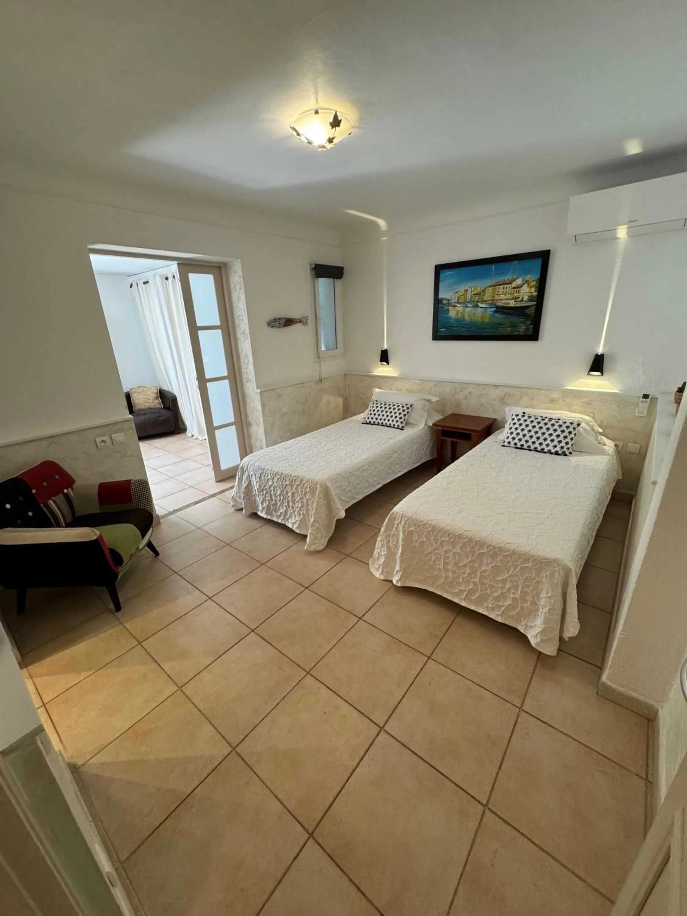 Bed in Hotel Les Flots Bleus