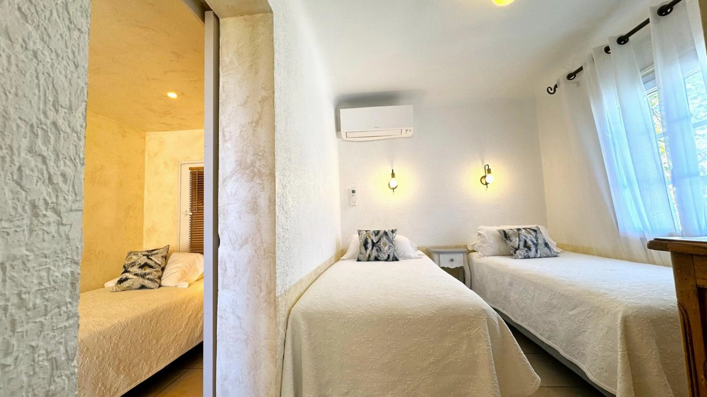 Bed in Hotel Les Flots Bleus