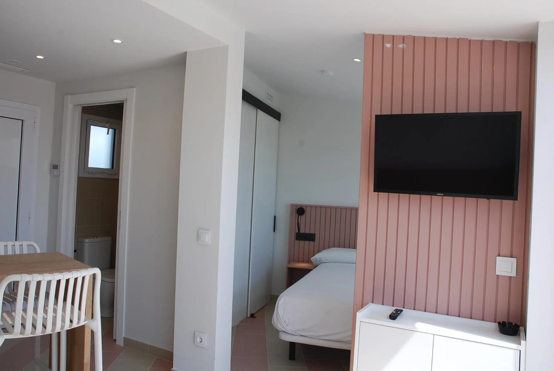 TV and multimedia, Bed in Apartamentos Sunway Atlanta