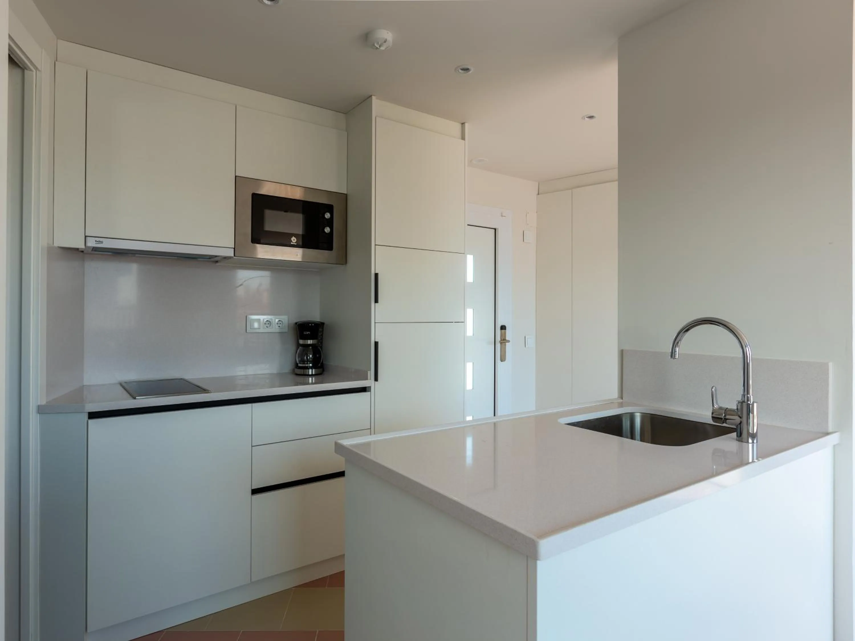 Kitchen or kitchenette in Apartamentos Sunway Atlanta