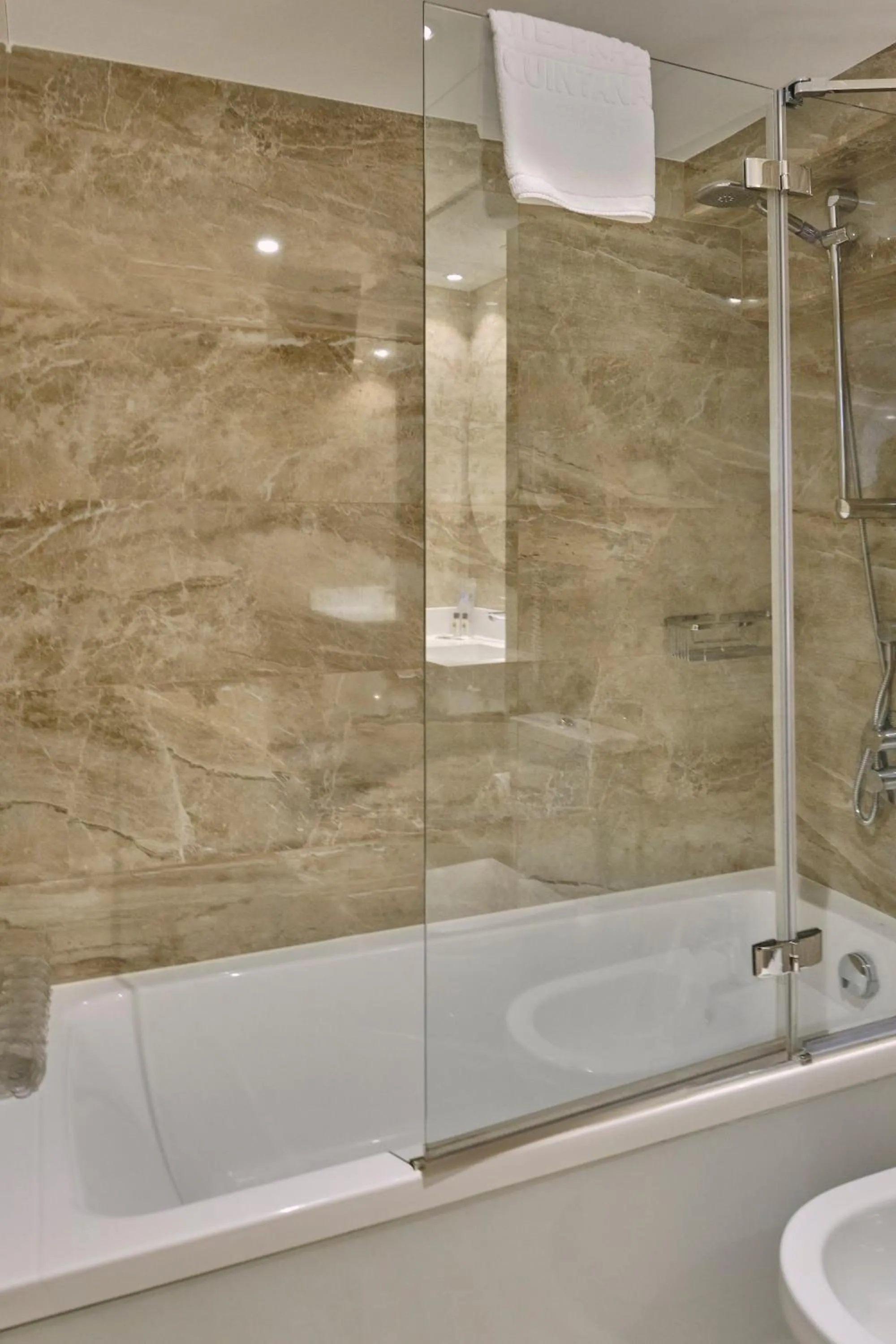 Bath in Hotel Praza Quintana