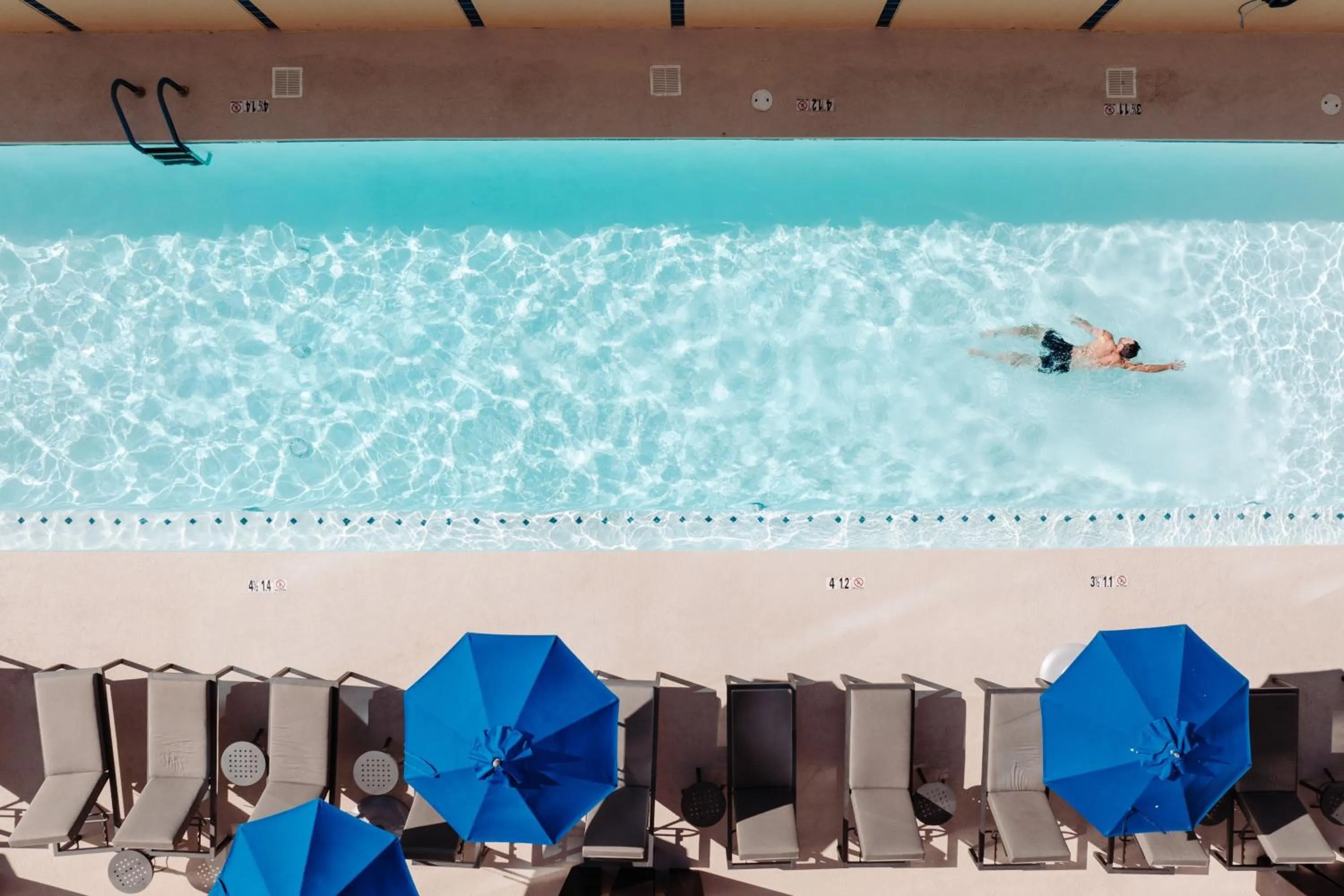 Swimming pool in Sheraton Phoenix Downtown