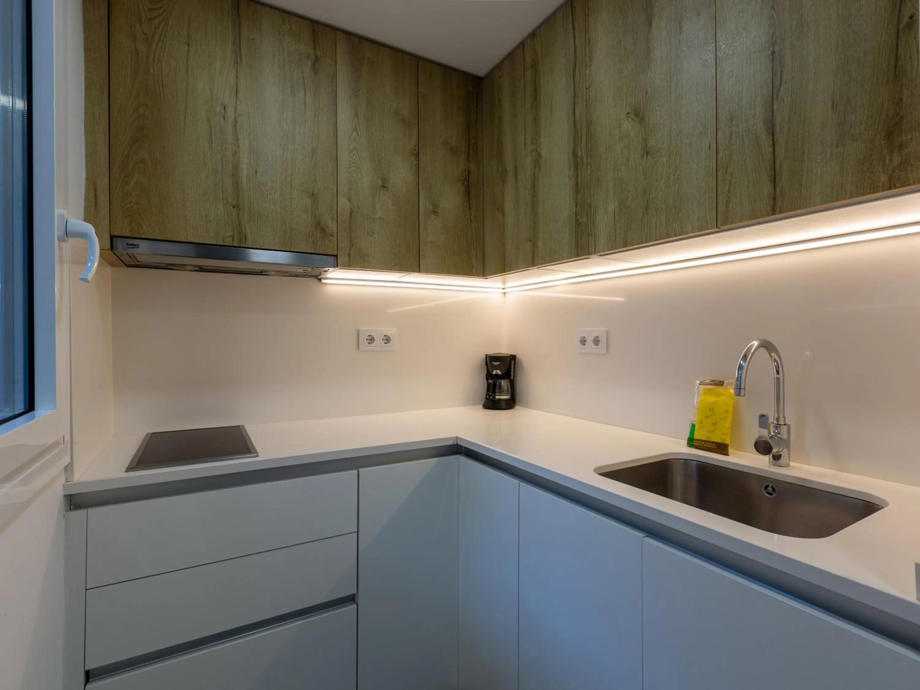 Kitchen or kitchenette in Apartamentos Sunway Apollo