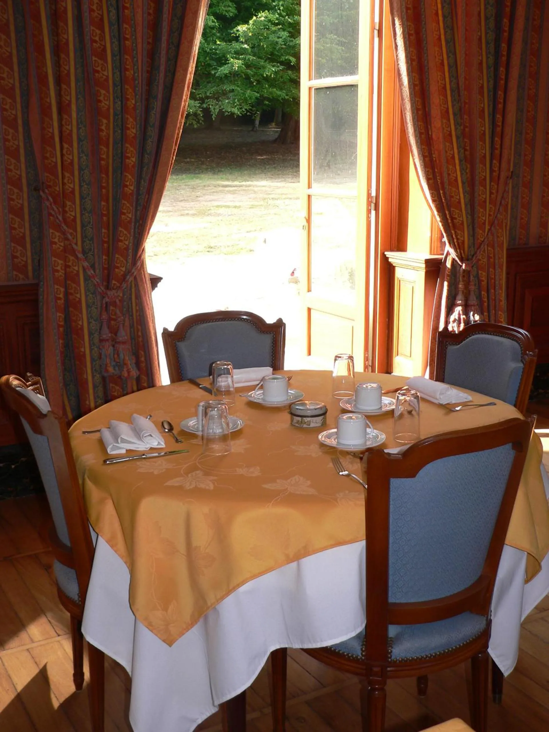 Restaurant/places to eat in Chateau de la Rozelle
