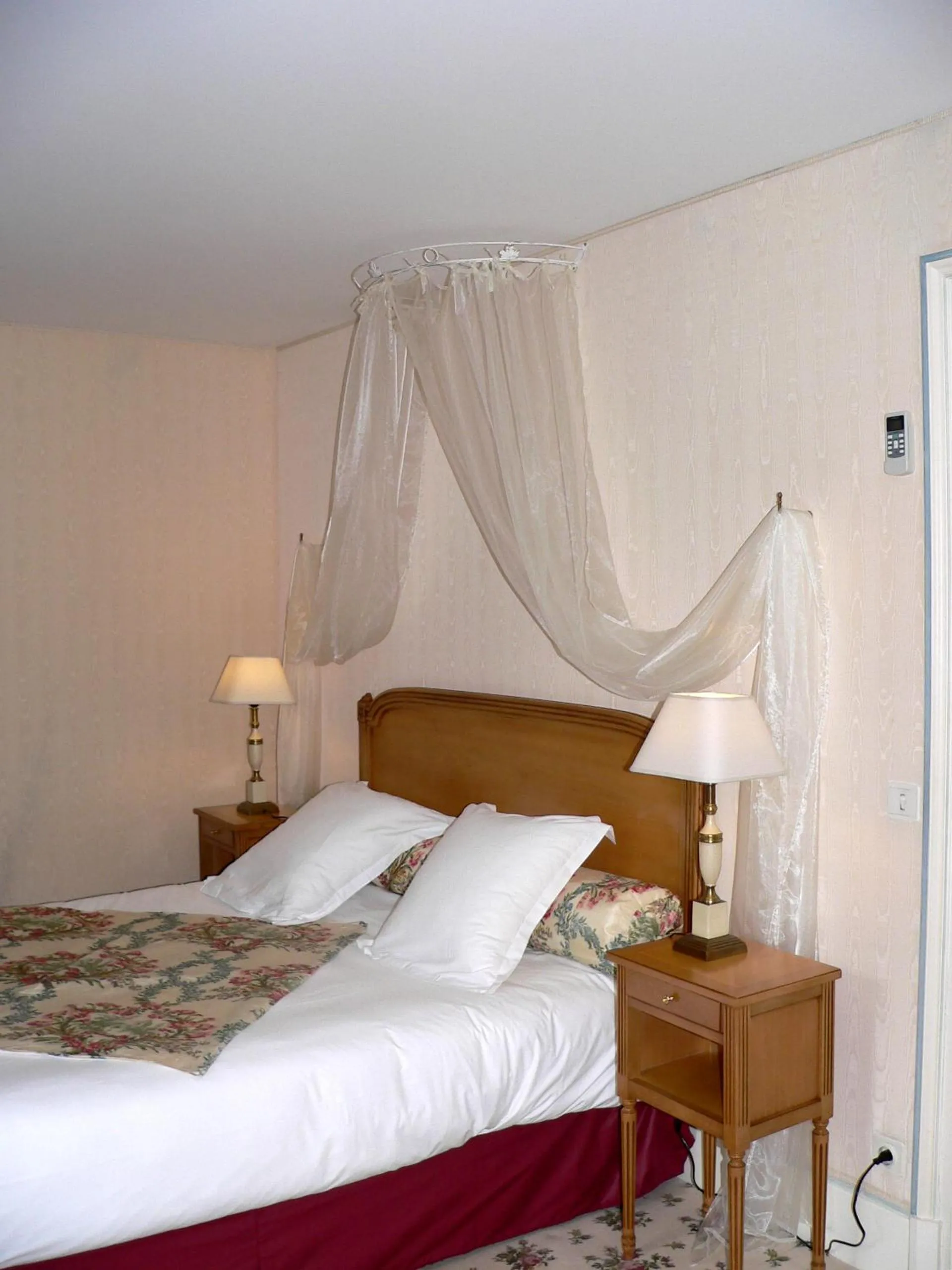 Bed in Chateau de la Rozelle