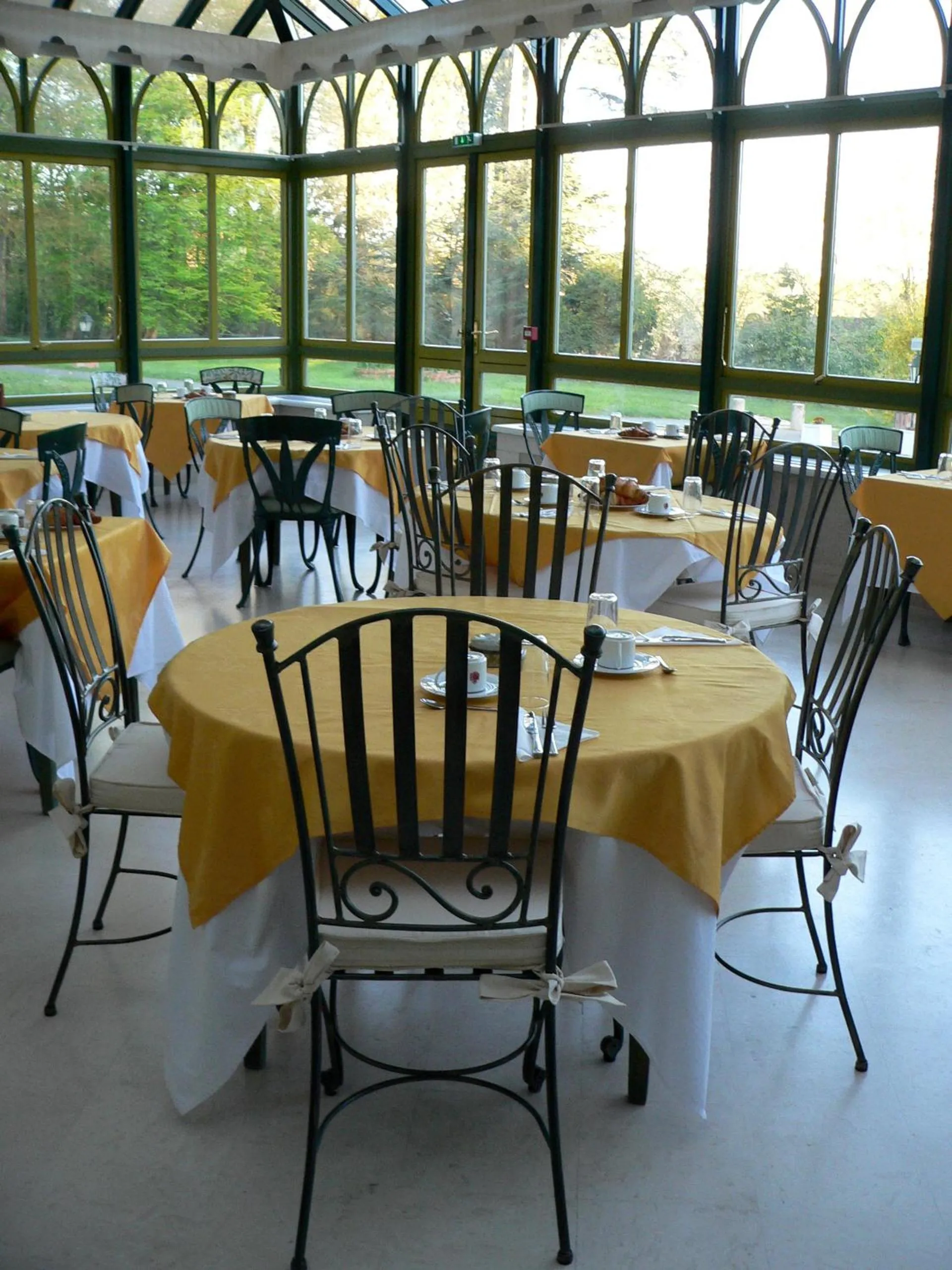 Restaurant/places to eat in Chateau de la Rozelle