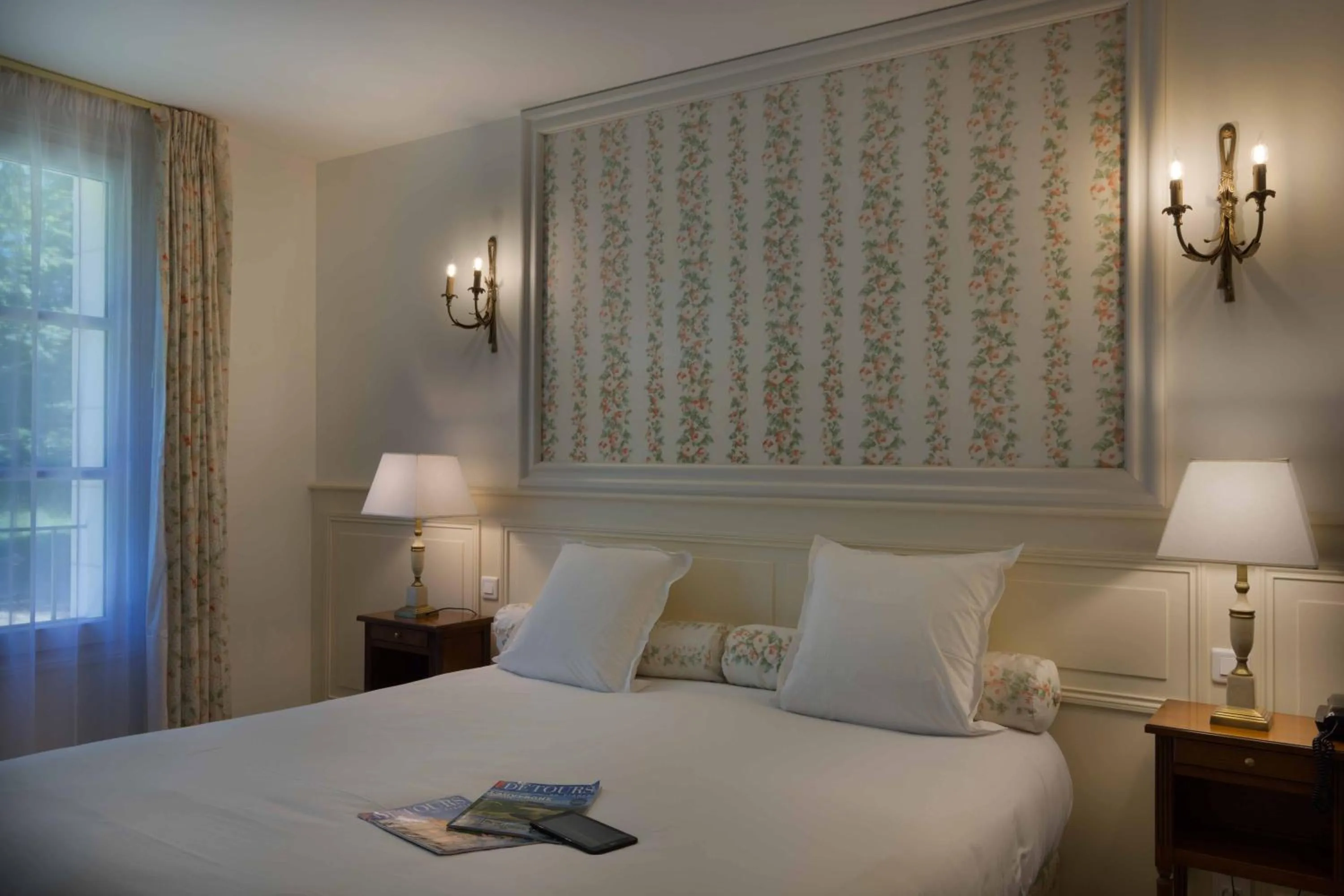 Photo of the whole room, Bed in Chateau de la Rozelle