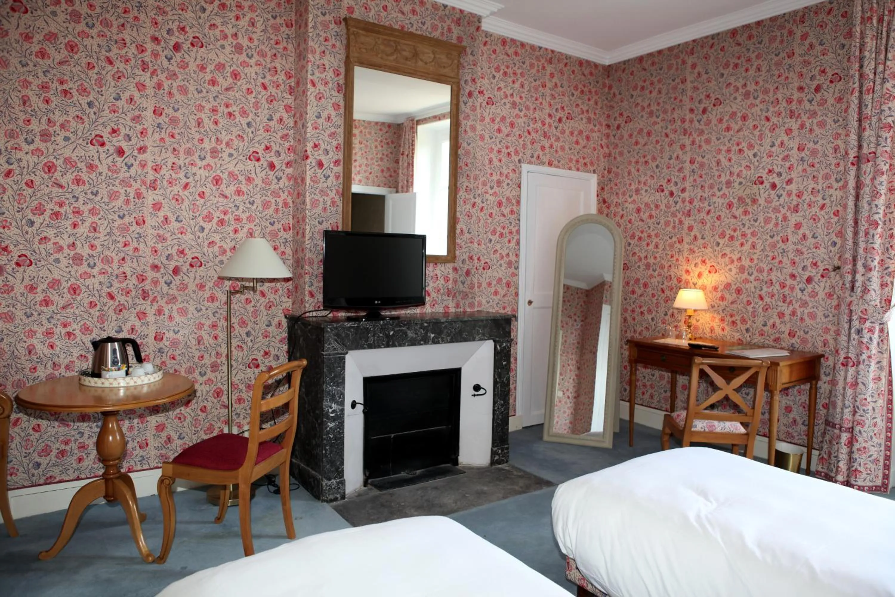 Seating area, Bed in Chateau de la Rozelle