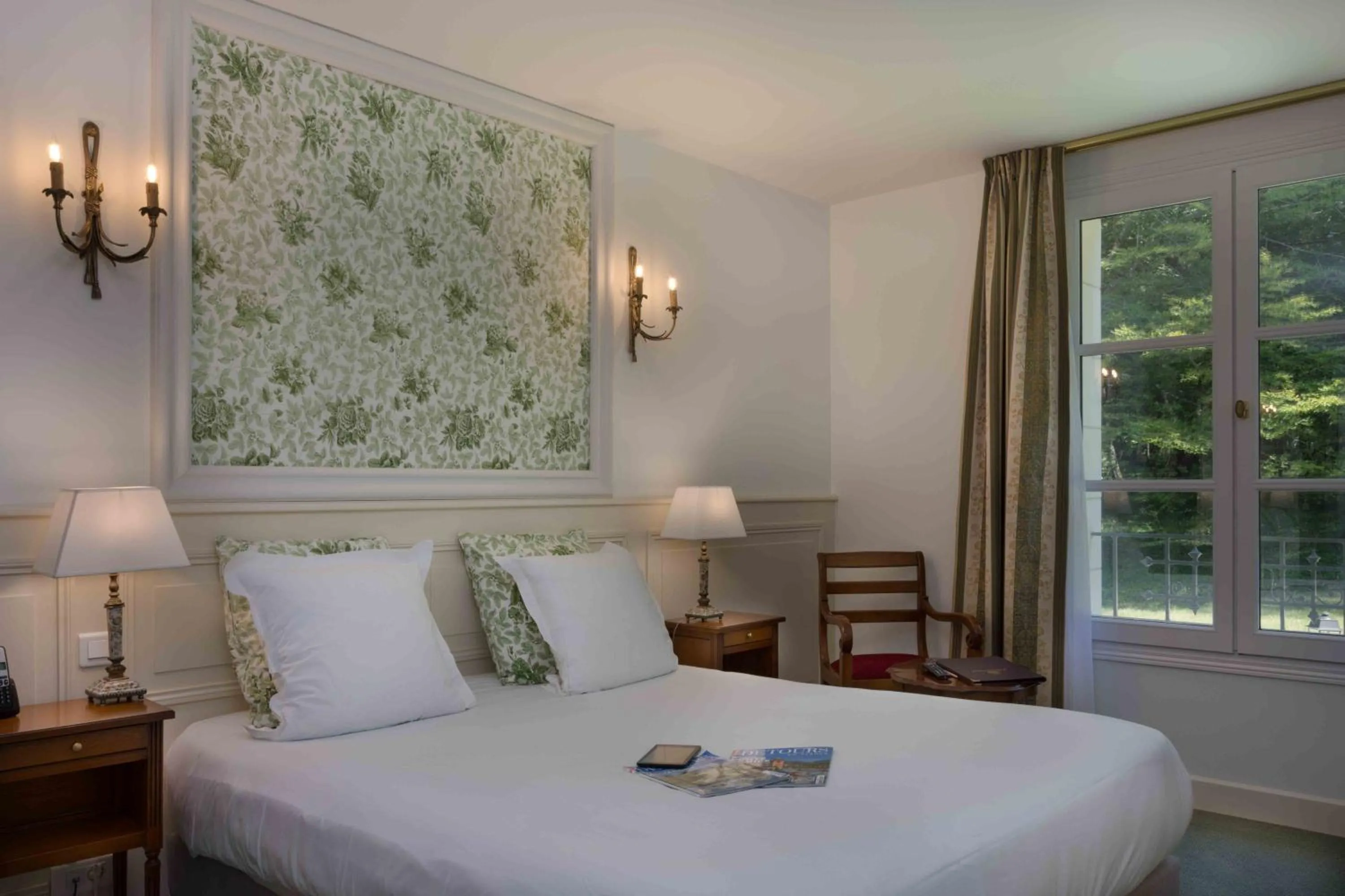 Photo of the whole room, Bed in Chateau de la Rozelle