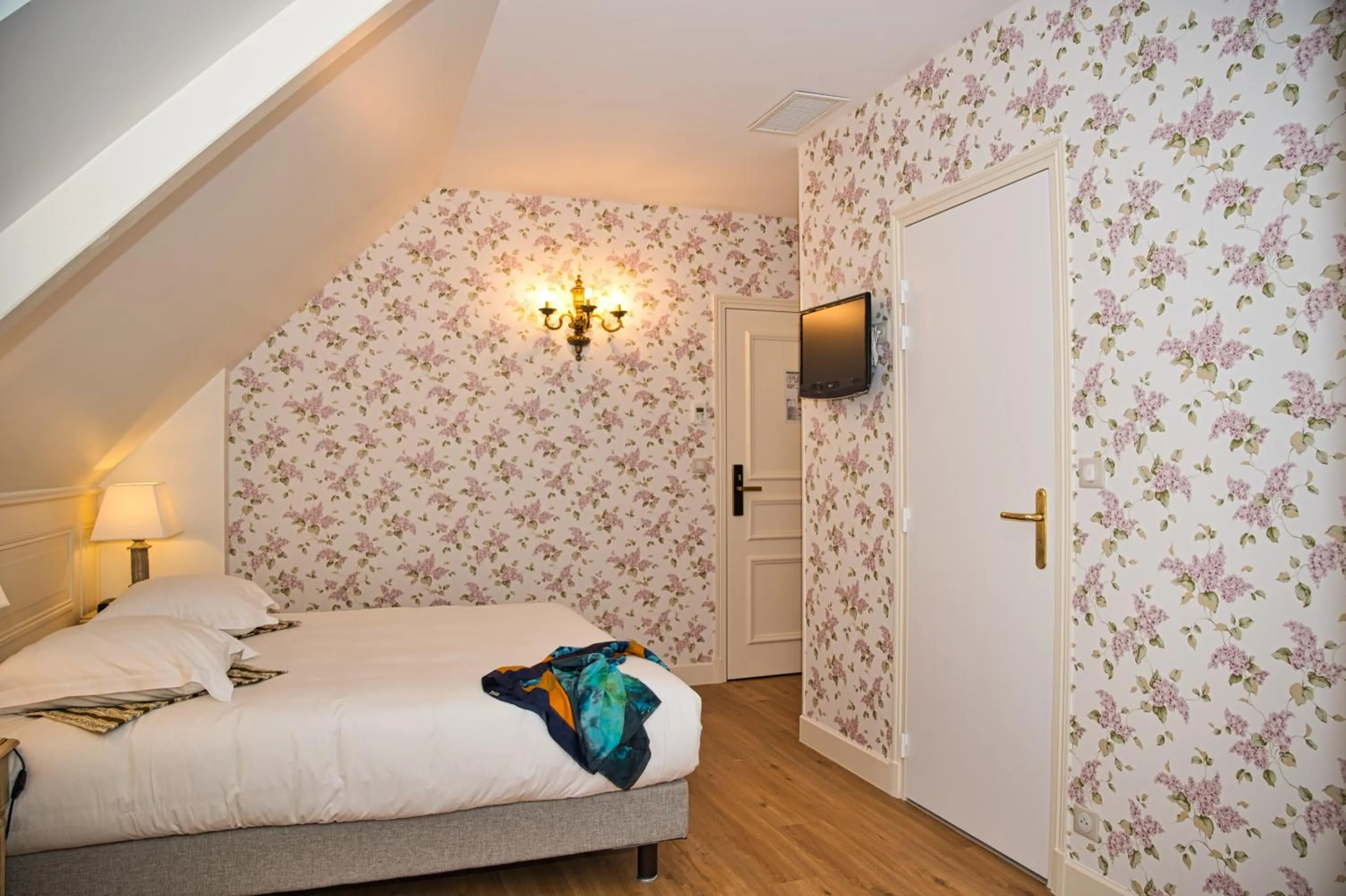 Bedroom, Bed in Chateau de la Rozelle