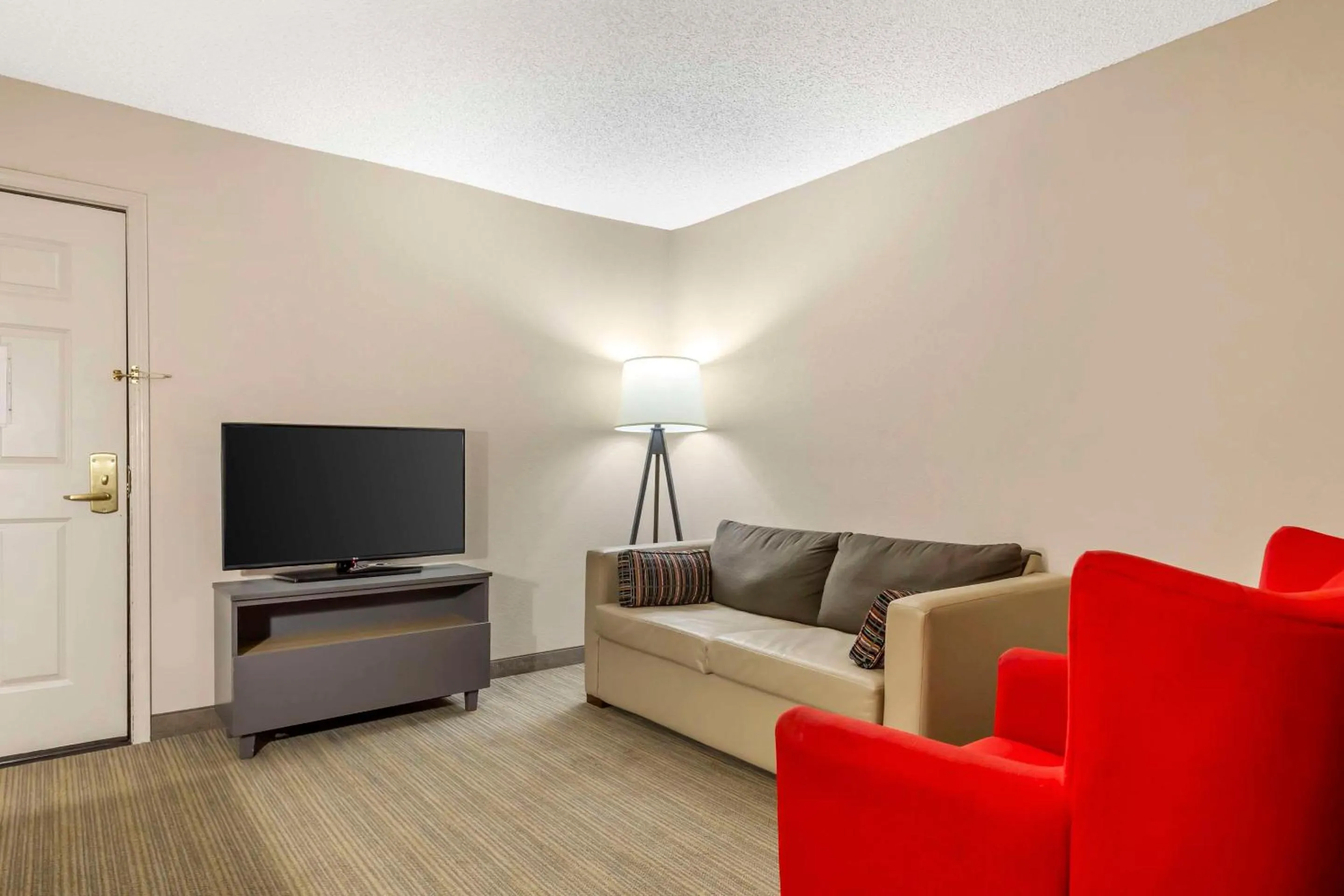 Bedroom in Country Inn & Suites by Radisson, Newport News South, VA