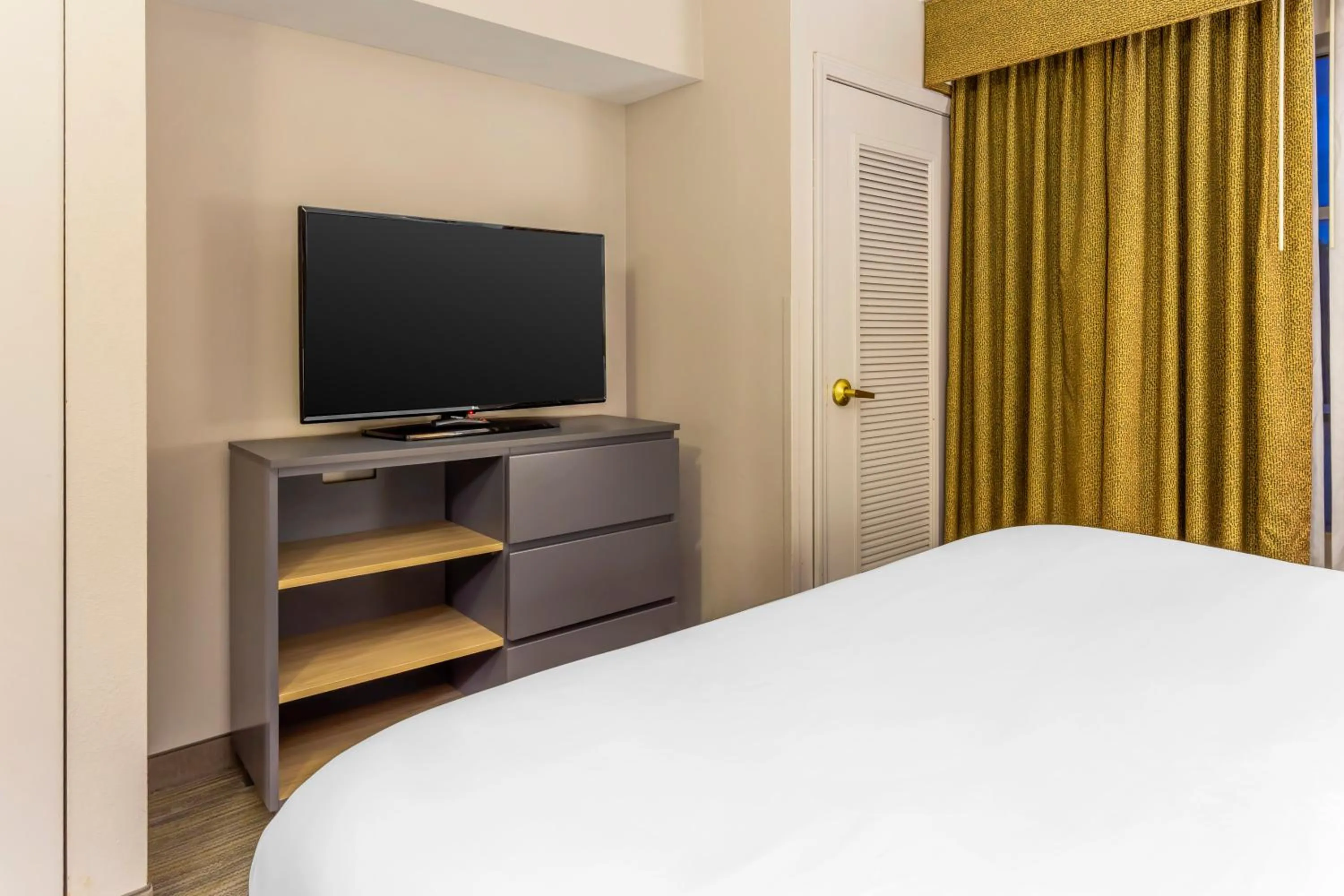 Bedroom, Bed in Country Inn & Suites by Radisson, Newport News South, VA