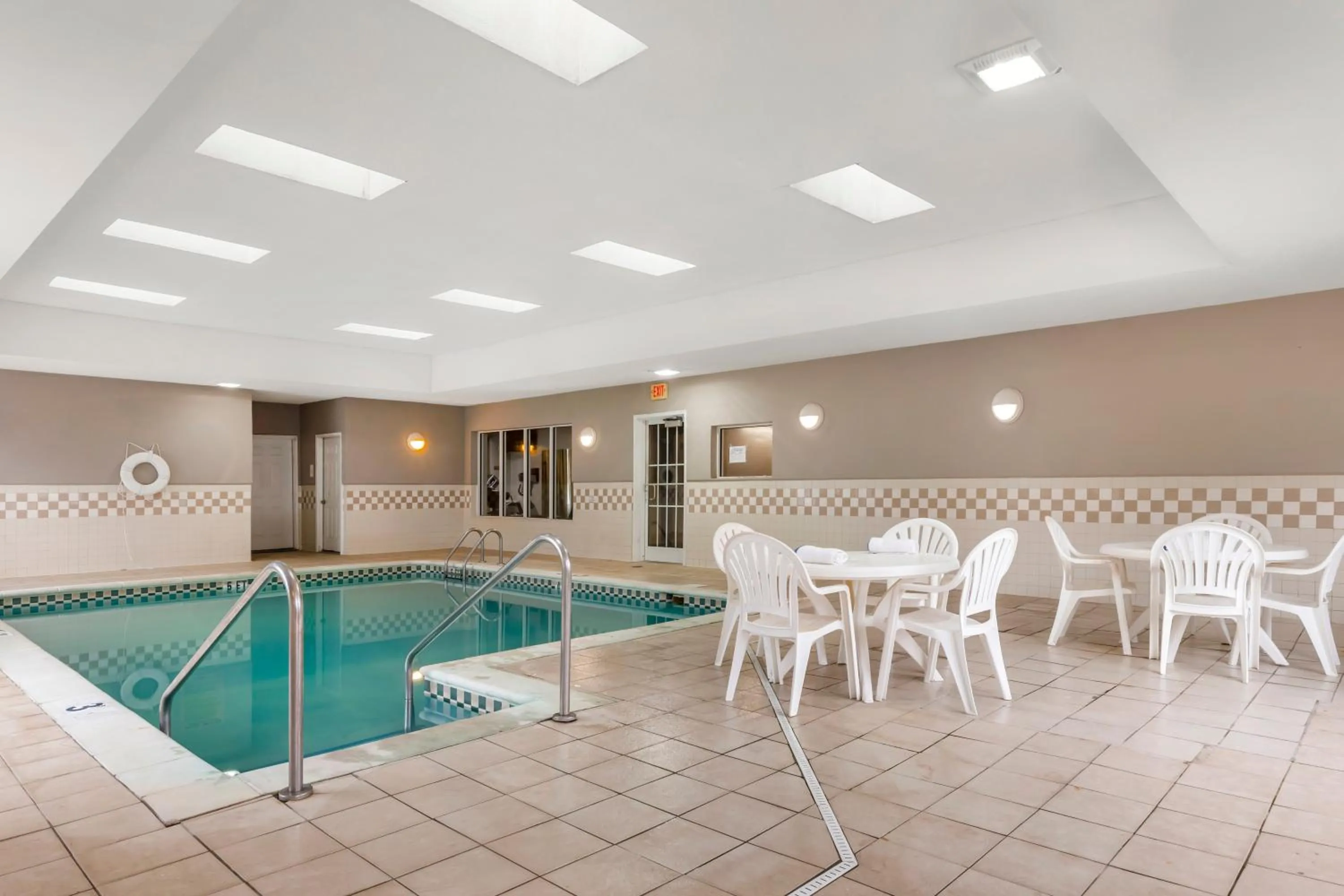 Swimming pool in Country Inn & Suites by Radisson, Newport News South, VA