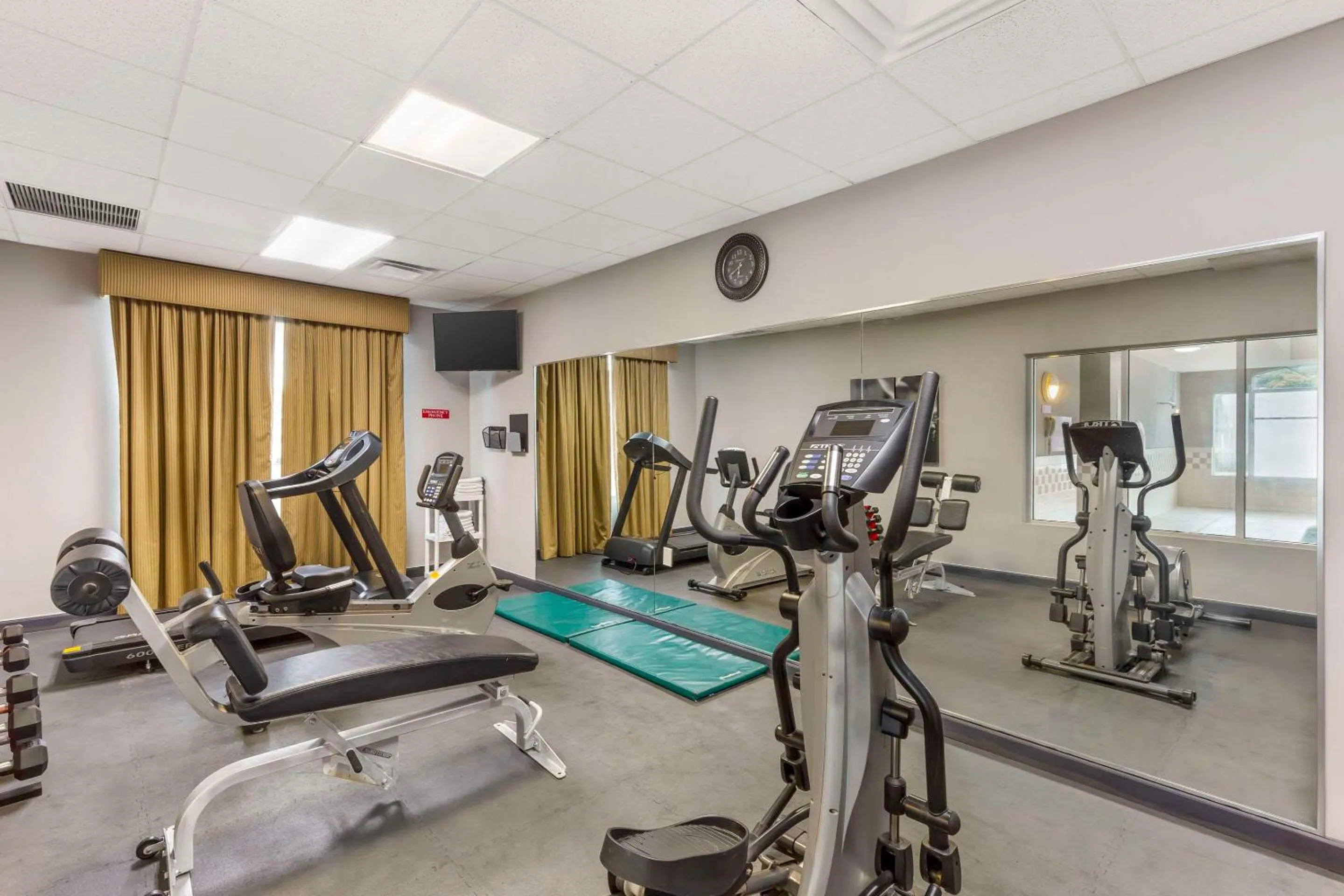 Fitness centre/facilities in Country Inn & Suites by Radisson, Newport News South, VA
