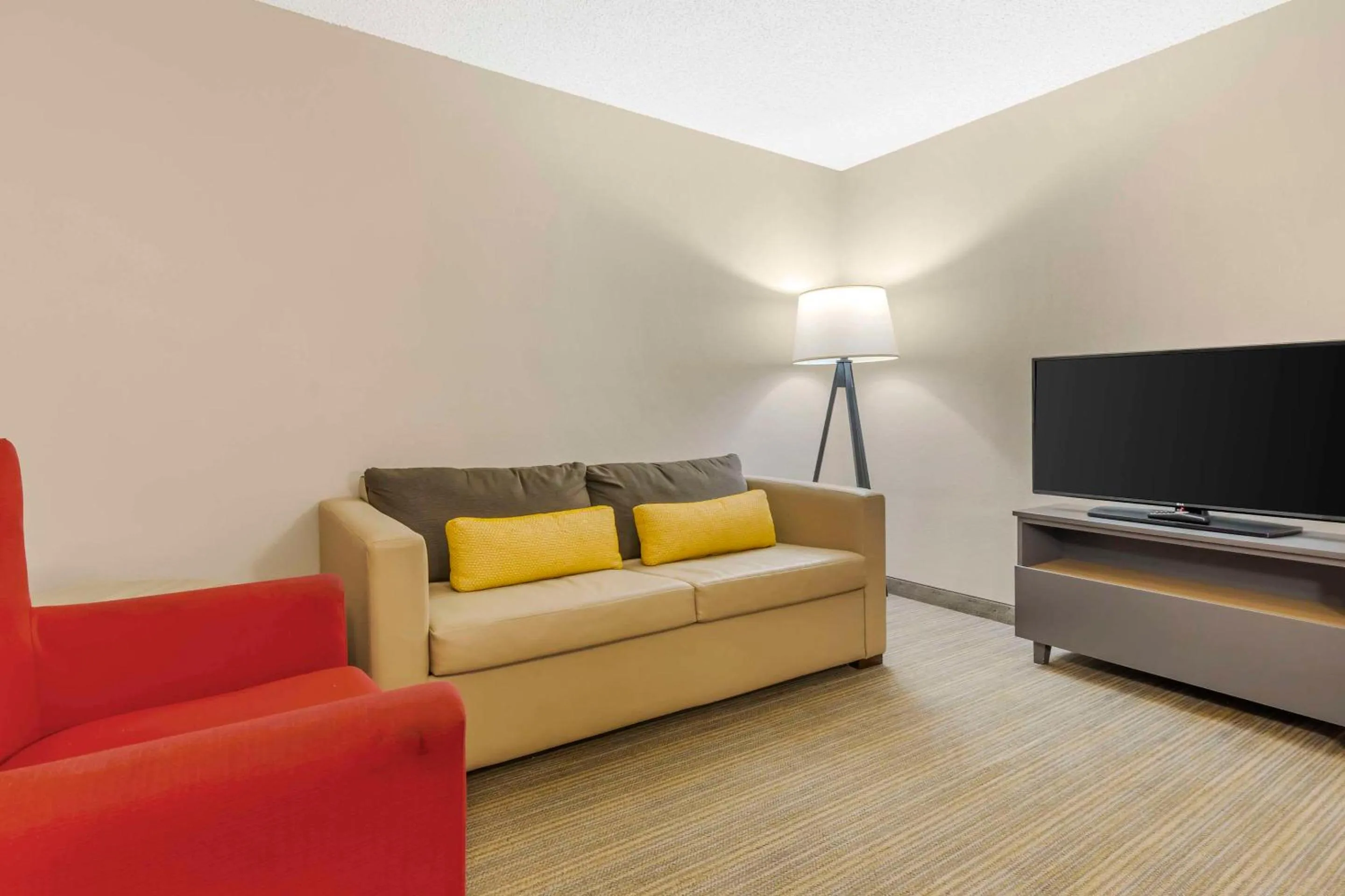 Bedroom in Country Inn & Suites by Radisson, Newport News South, VA