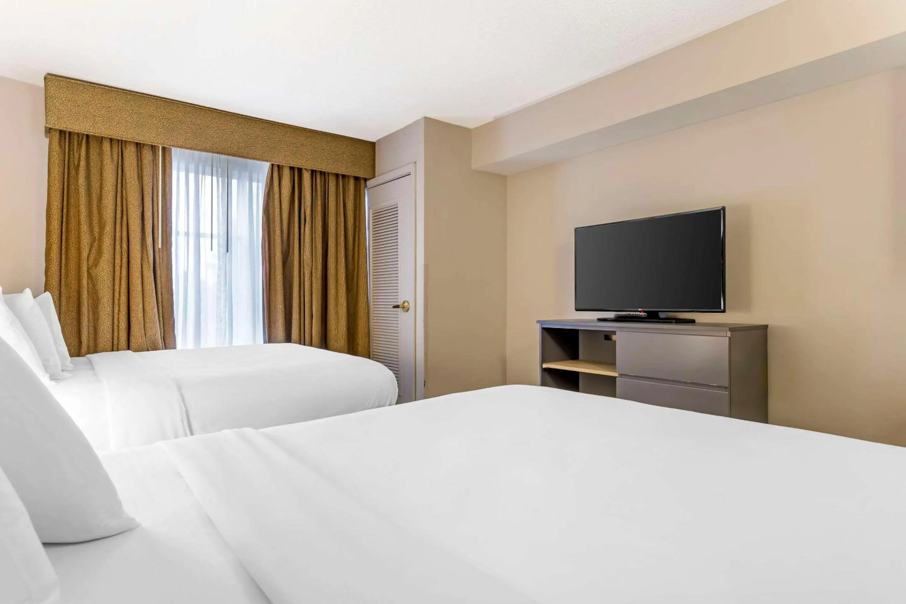 Bedroom, Bed in Country Inn & Suites by Radisson, Newport News South, VA