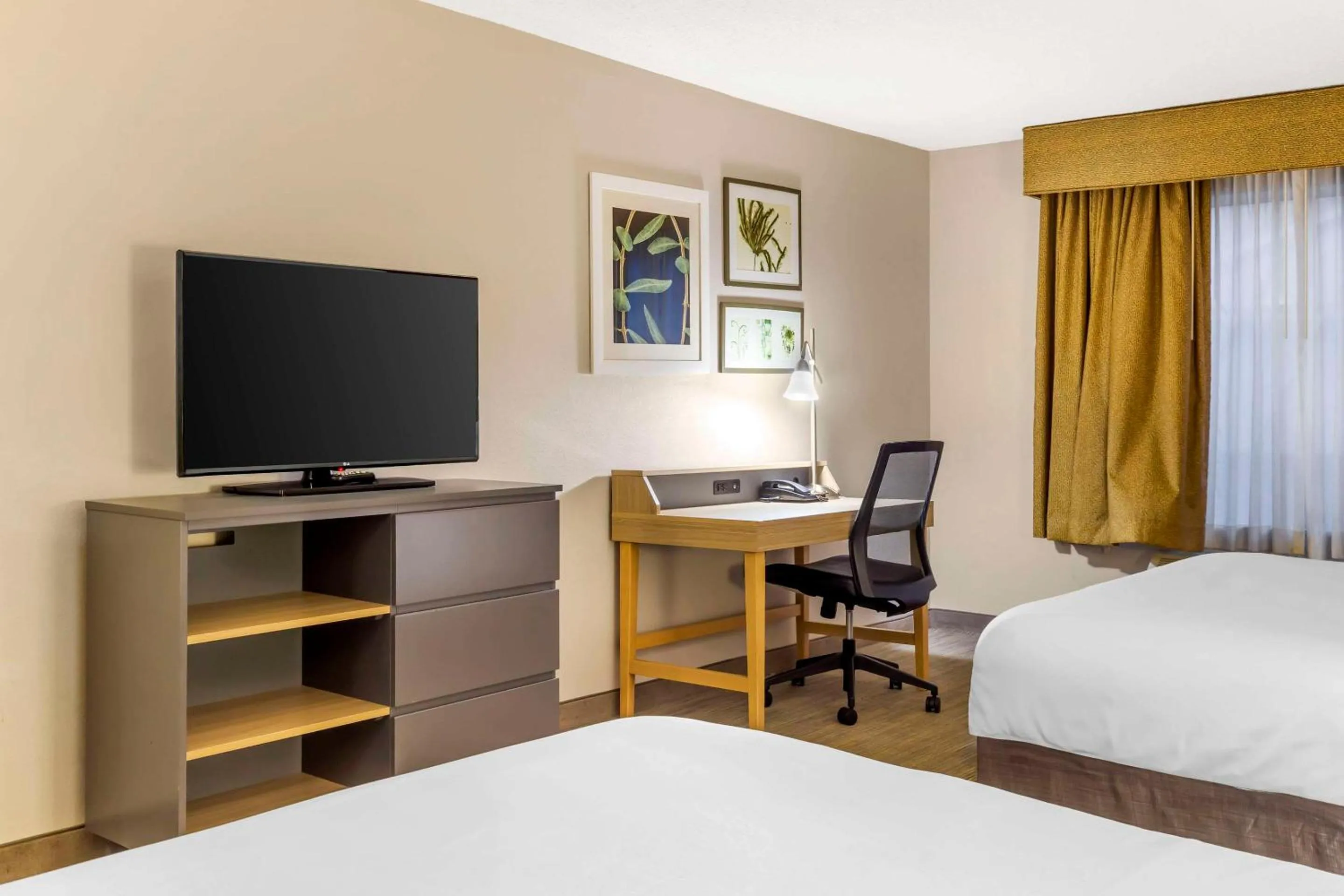 Bedroom, Bed in Country Inn & Suites by Radisson, Newport News South, VA
