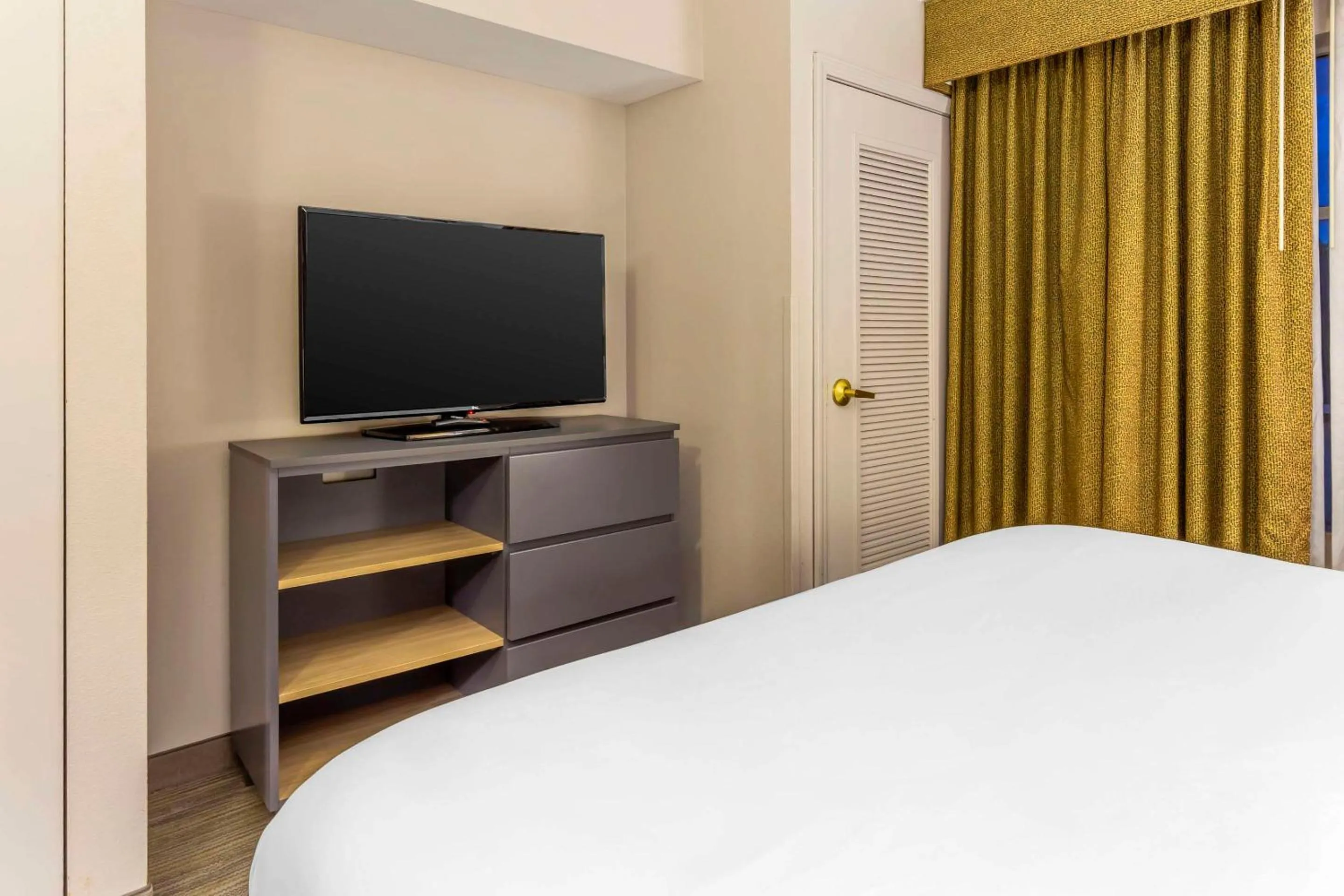 Bedroom, Bed in Country Inn & Suites by Radisson, Newport News South, VA