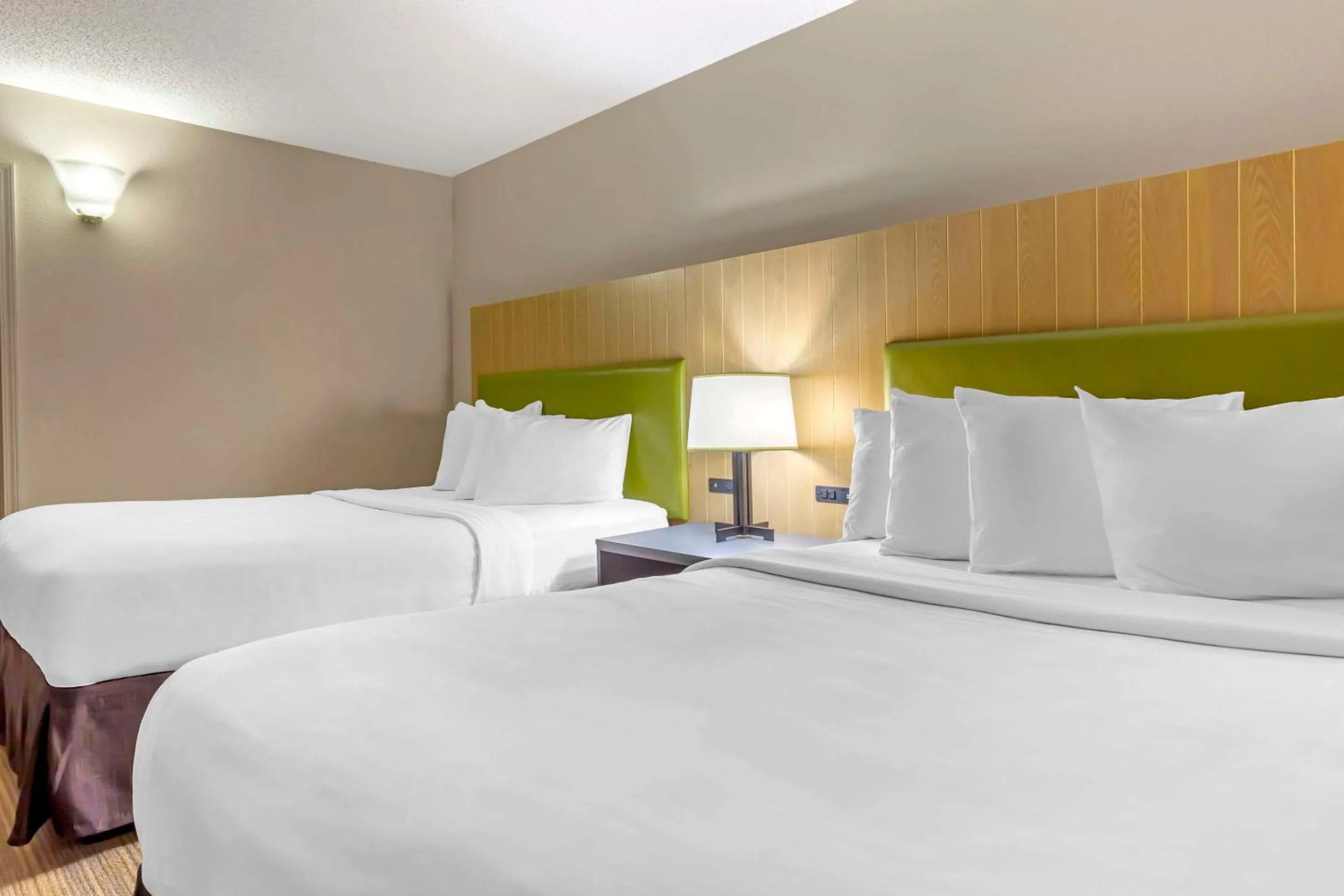 Bedroom, Bed in Country Inn & Suites by Radisson, Newport News South, VA