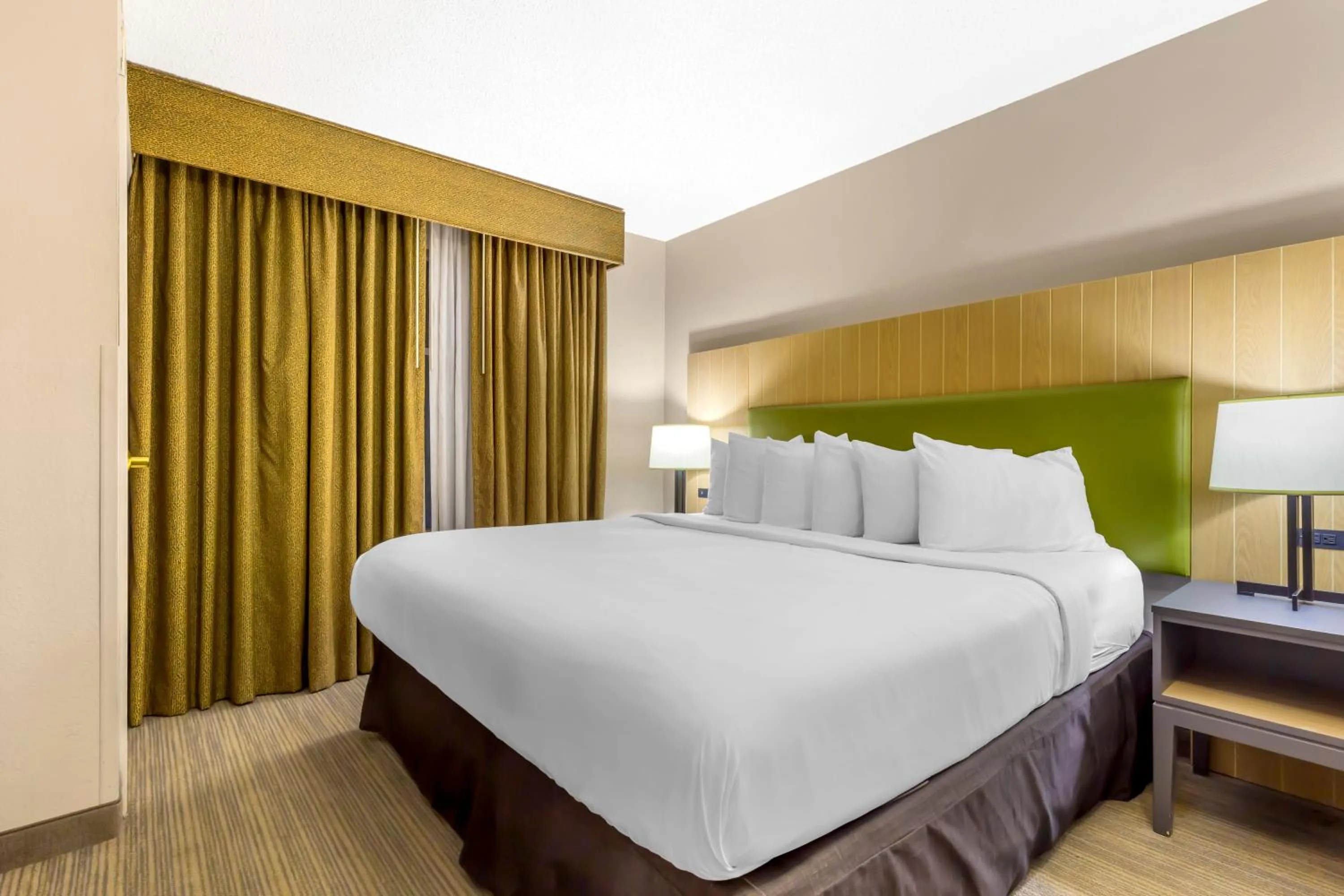 Bedroom, Bed in Country Inn & Suites by Radisson, Newport News South, VA