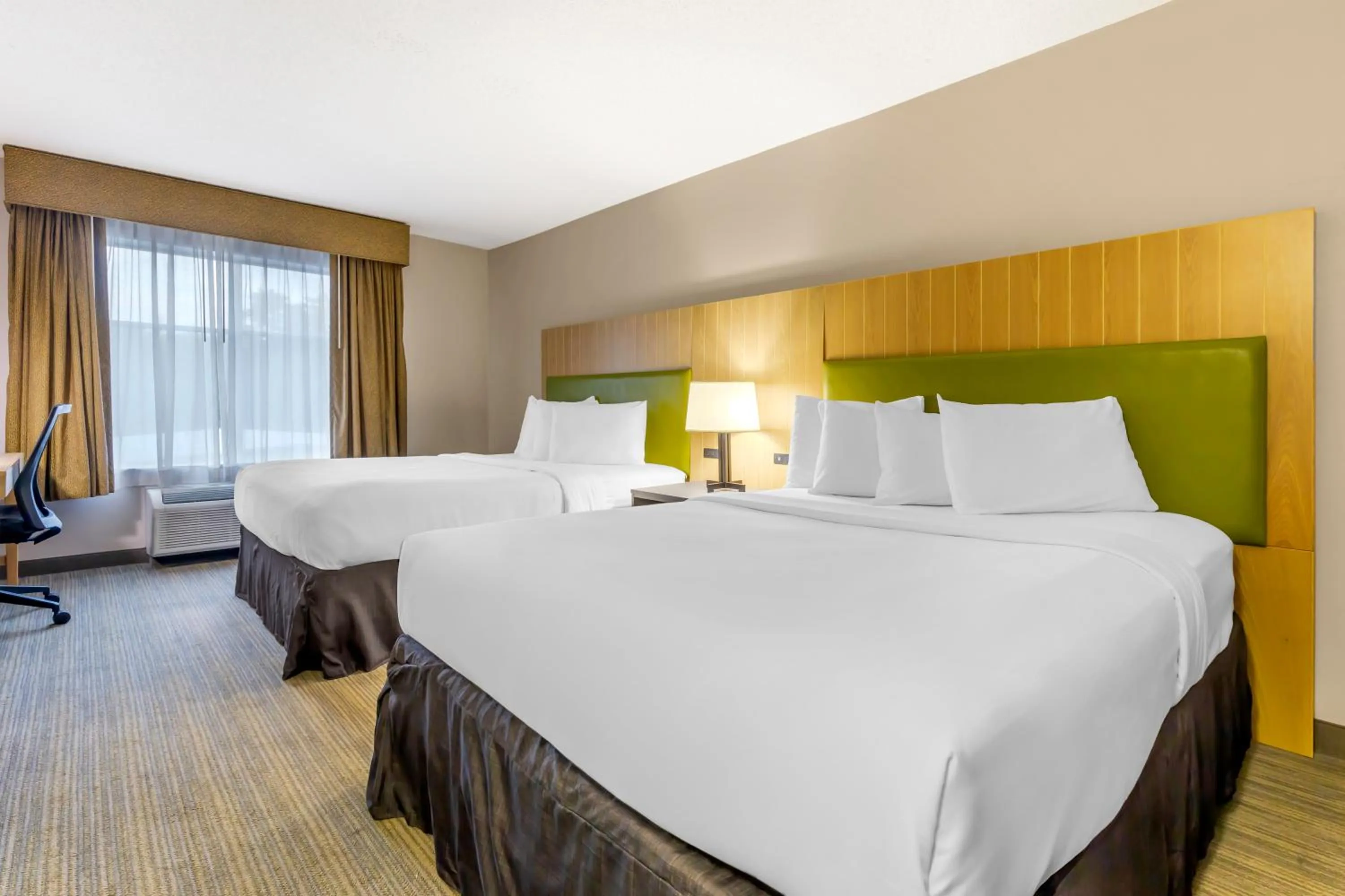 Bed in Country Inn & Suites by Radisson, Newport News South, VA