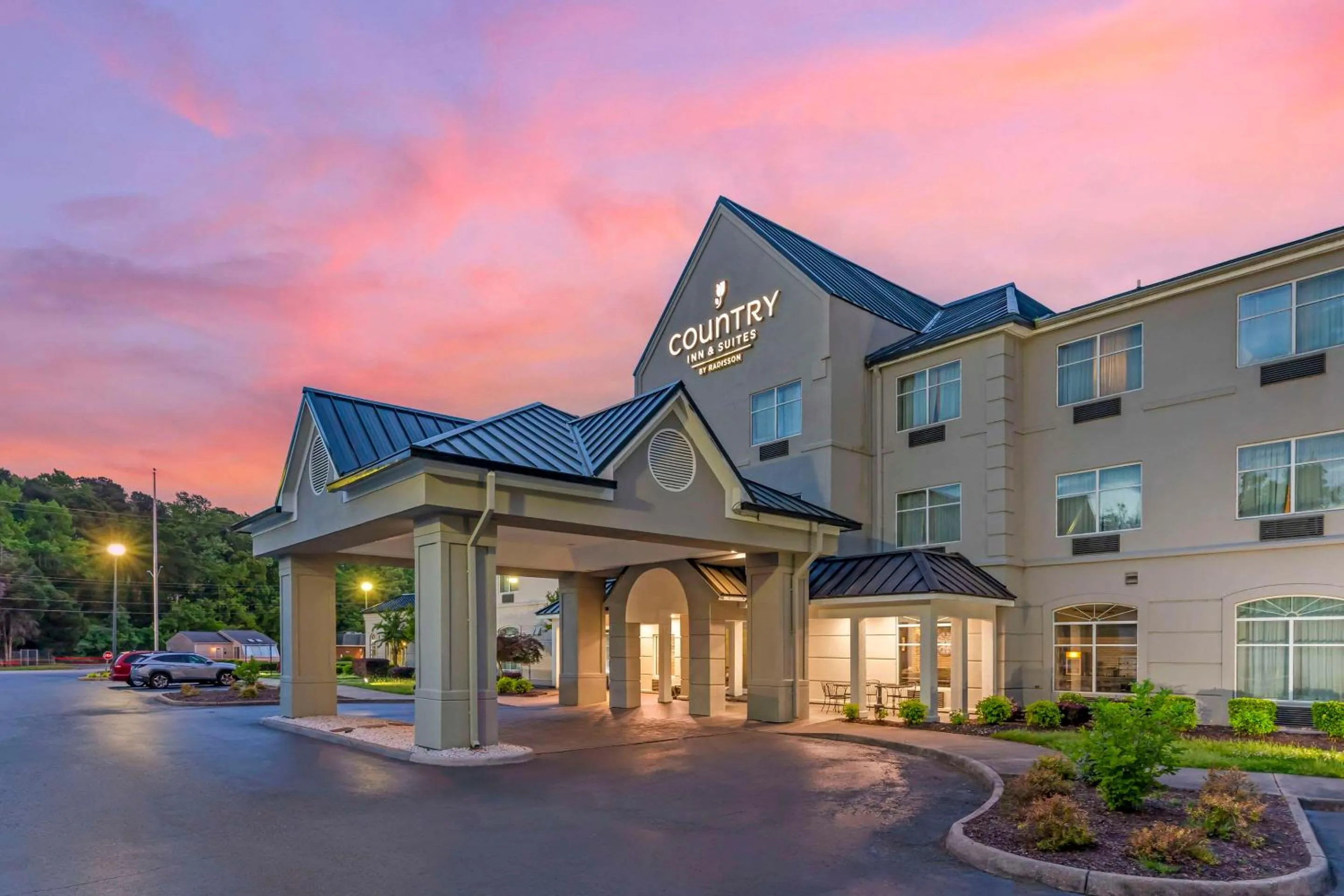 Property building in Country Inn & Suites by Radisson, Newport News South, VA