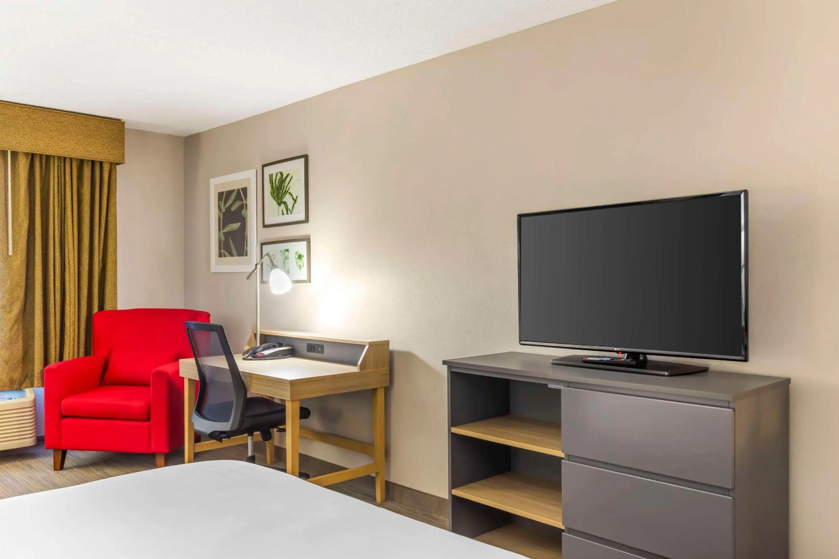Bedroom, Bed in Country Inn & Suites by Radisson, Newport News South, VA