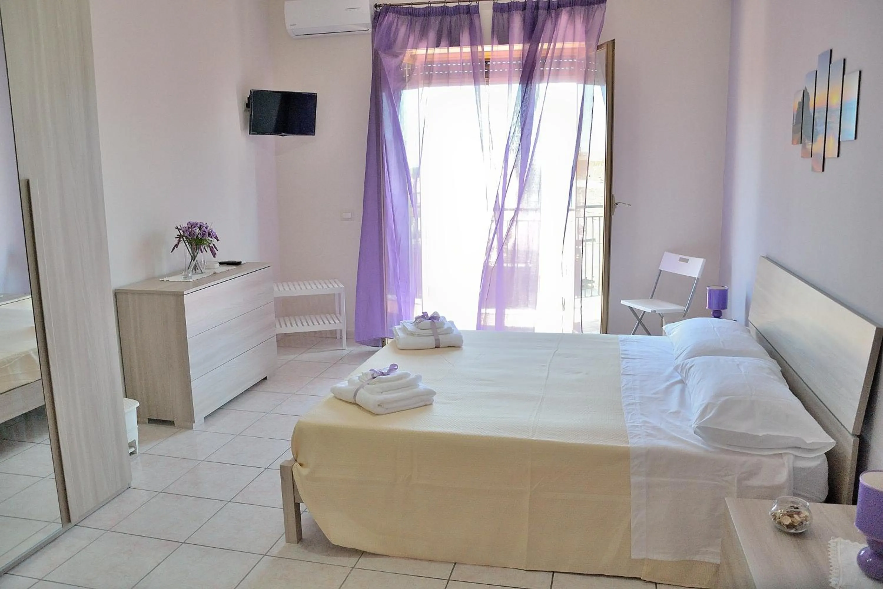 Photo of the whole room in B&B Al Sole di Sicilia