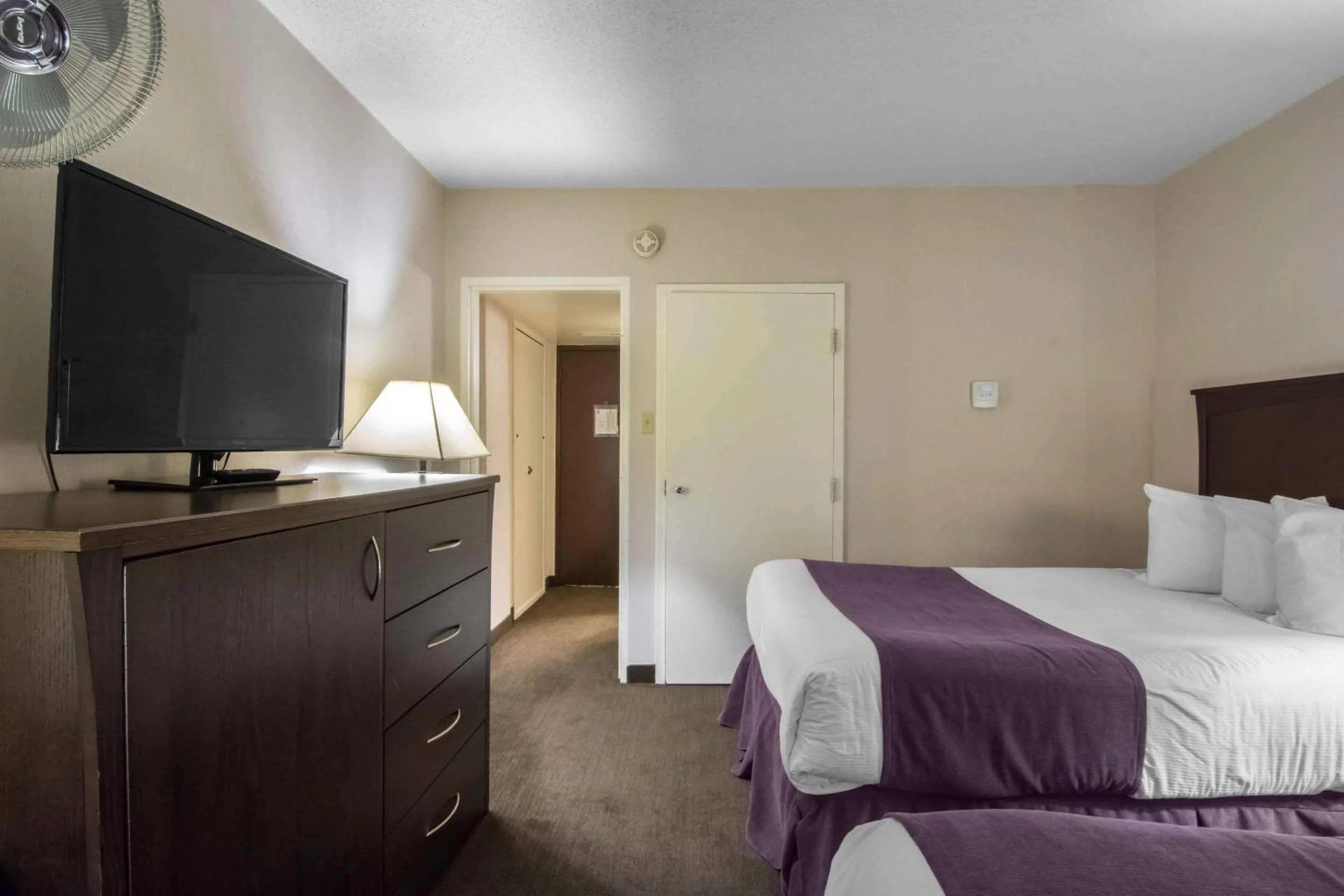 Photo of the whole room, Bed in Quality Inn & Suites Yellowknife